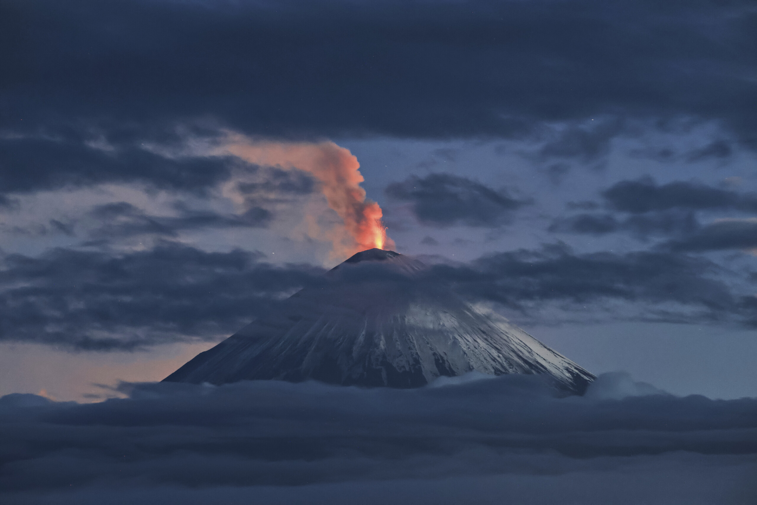 Russia: volcano eruption in Kamchatka, potential disruption for flights to Alaska
