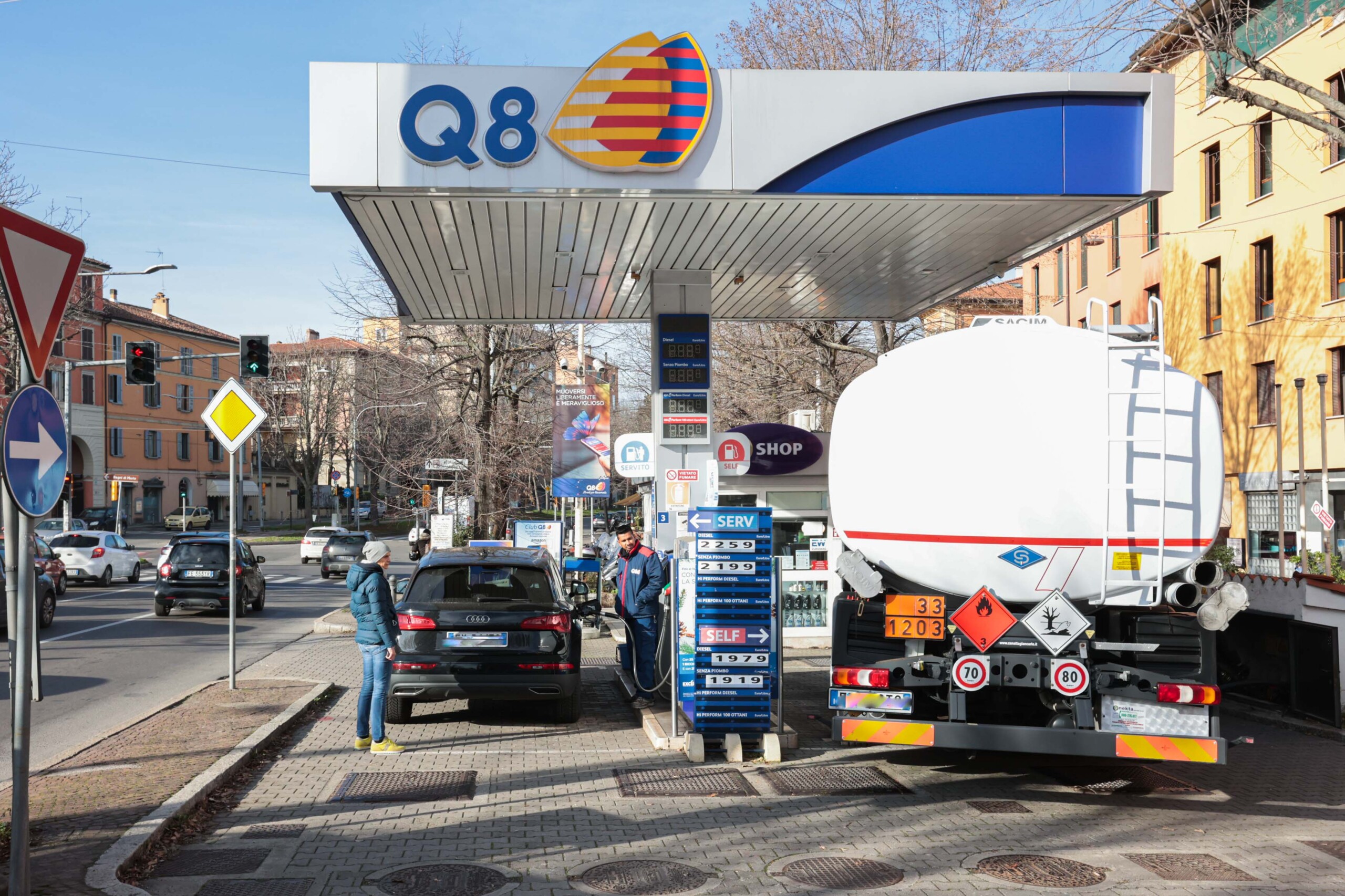 Self-service petrol under 1.8 euro per litre, diesel at 1.7