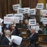 Serbia, brawl and smoke bombs thrown in parliament Belgrade: at least three injured