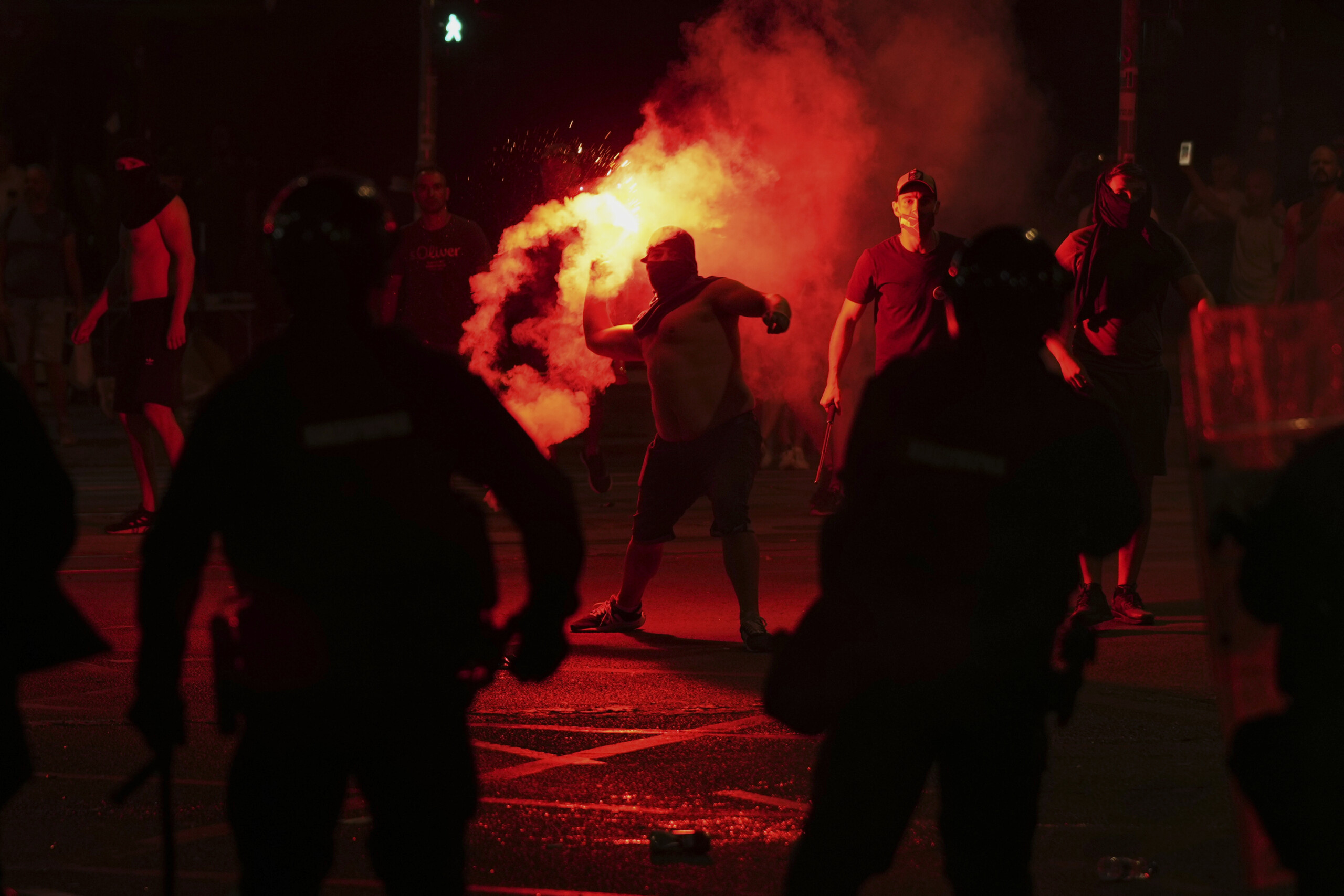 Serbia, violent clashes between protesters and police during protests against Vucic