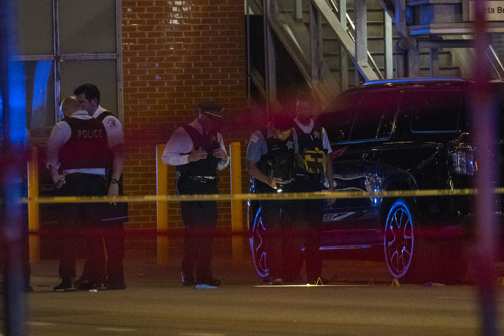 Shots fired from moving car in Chicago: 4 dead and 14 injured Shots fired from moving car in Chicago: 4 dead and 14 injured