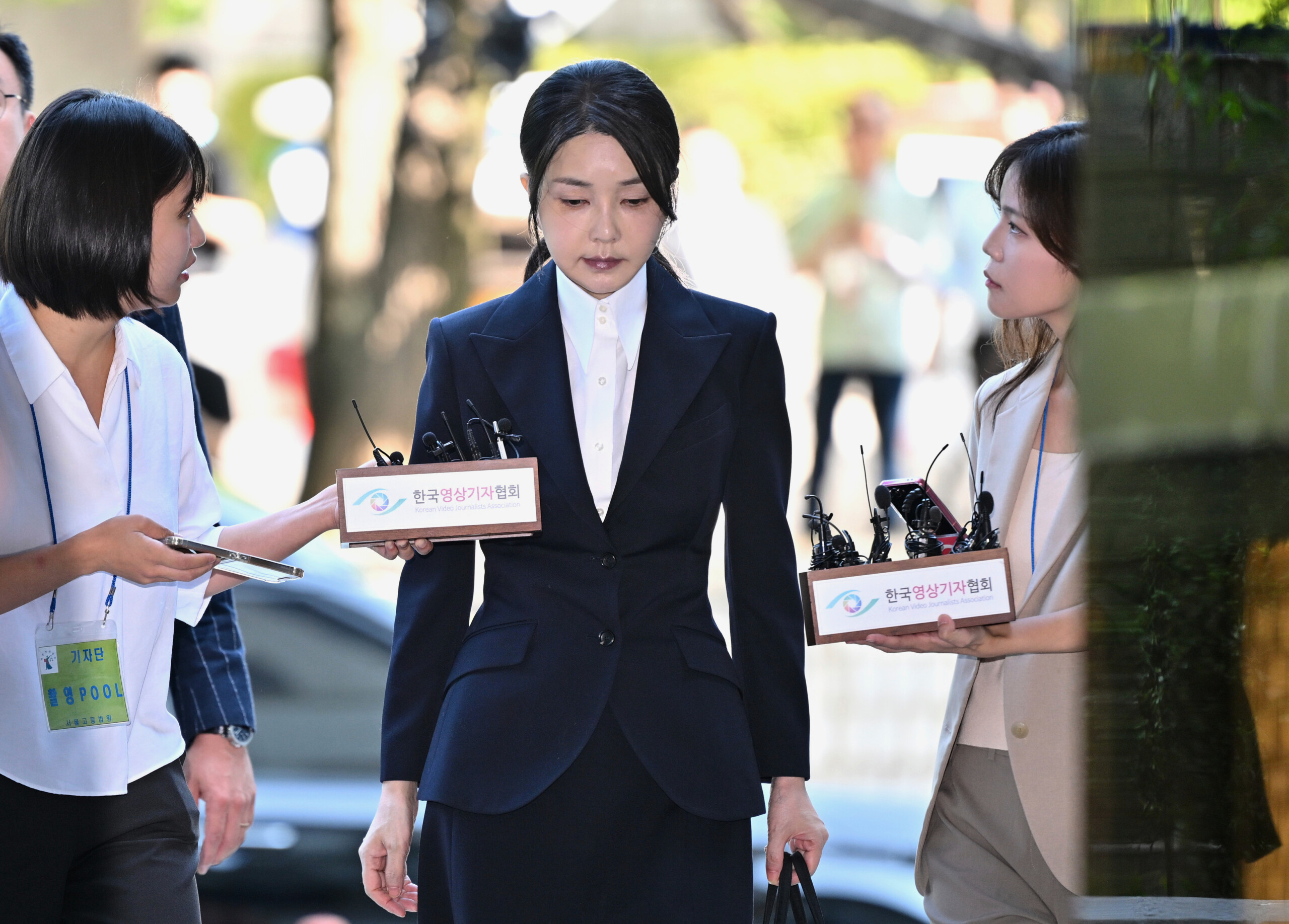 South Korea: Arrest warrant for former First Lady Kim