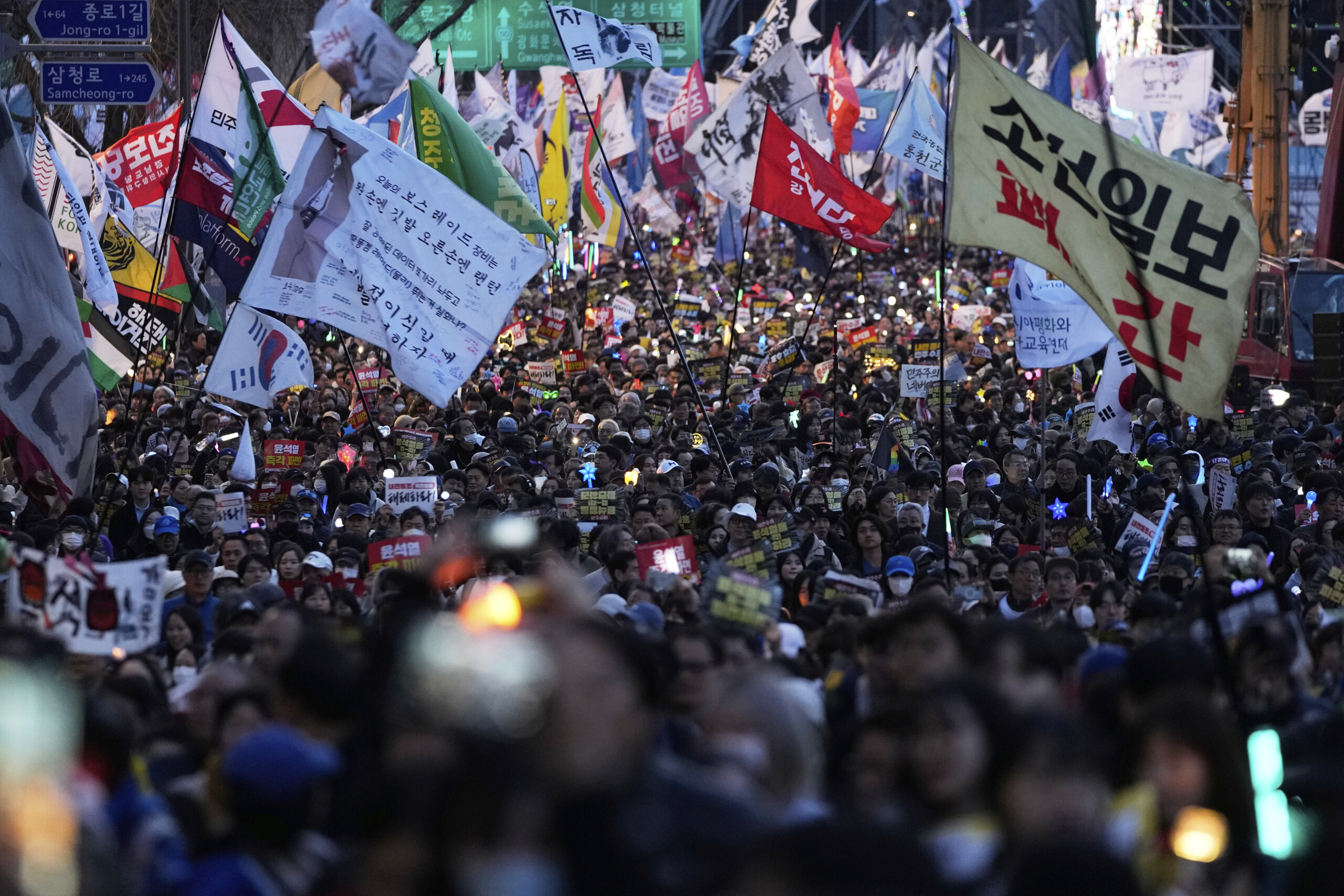 South Korea: celebrations and tears in Seoul over Yoon's dismissal