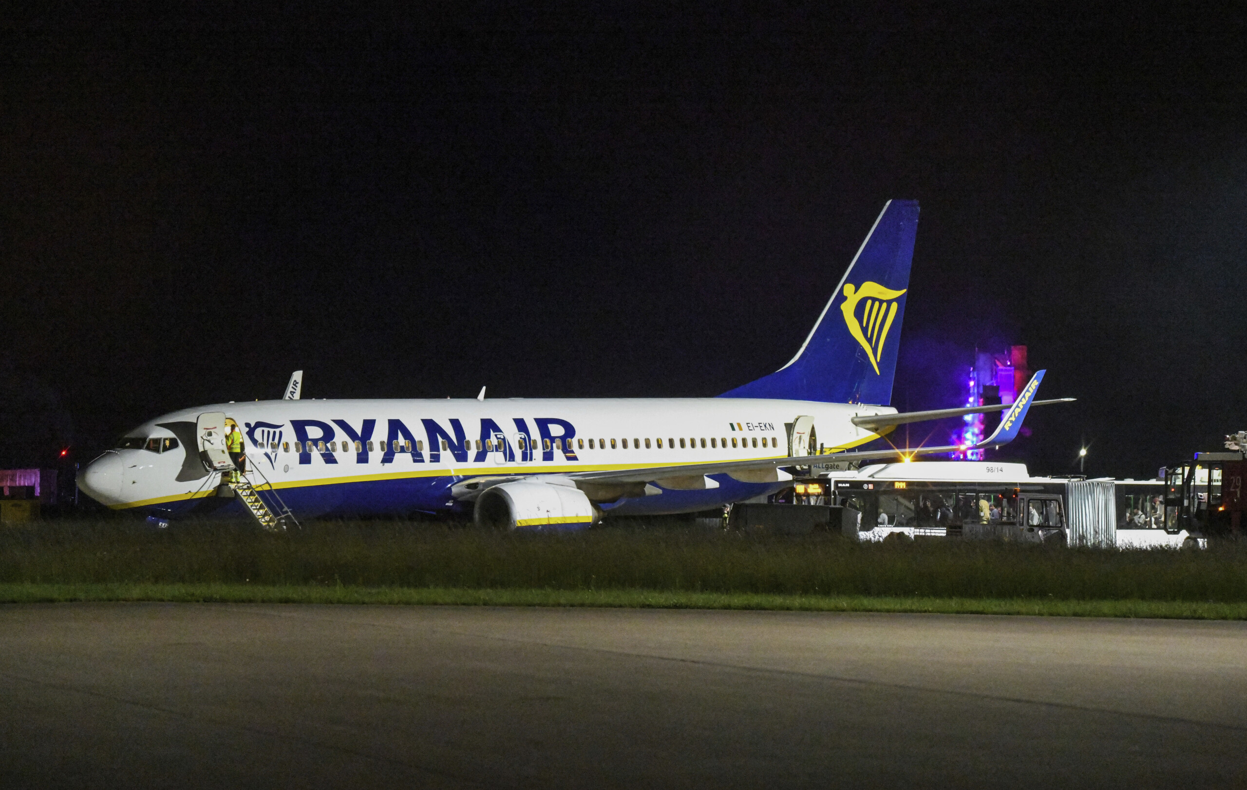 Spain: Fire on Ryanair plane at Palma de Mallorca airport, 18 injured