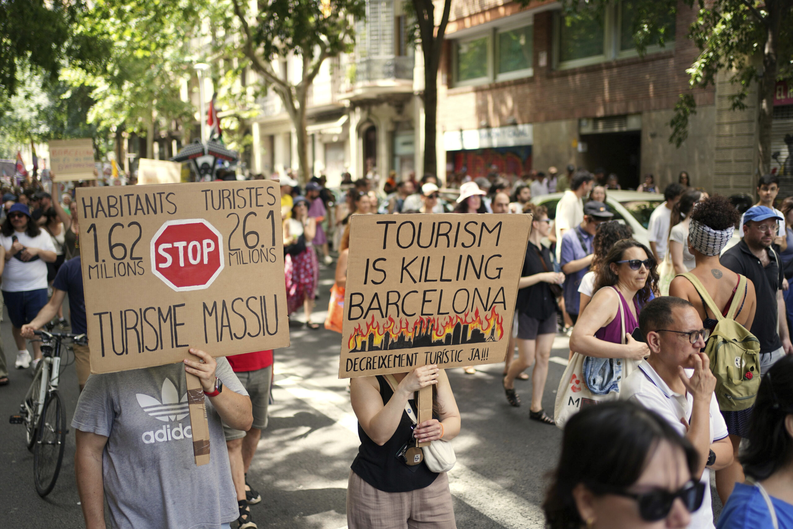 Spain: protests against overtourism, water guns in Barcelona and Mallorca Spain: protests against overtourism, water guns in Barcelona and Mallorca