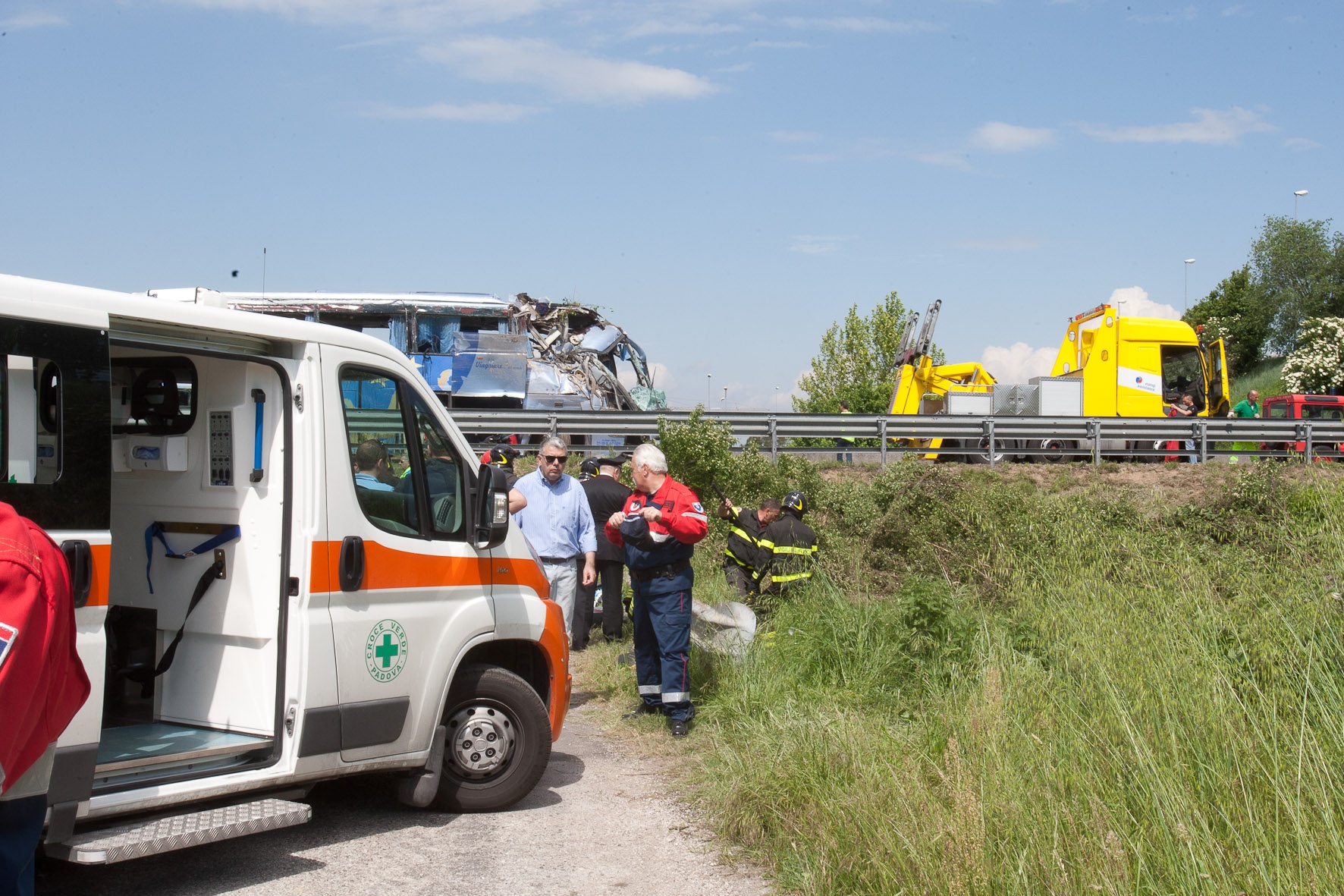 Syracuse: 3 Dead and 7 Injured in Minibus-Van Collision in Carlentini