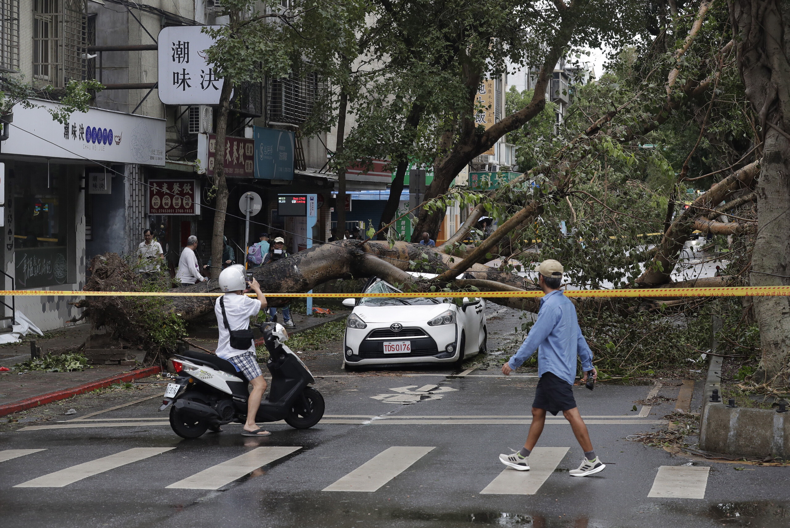 Taiwan: Typhoon Danas hits the island, killing two and injuring over 300 Taiwan: Typhoon Danas hits the island, killing two and injuring over 300