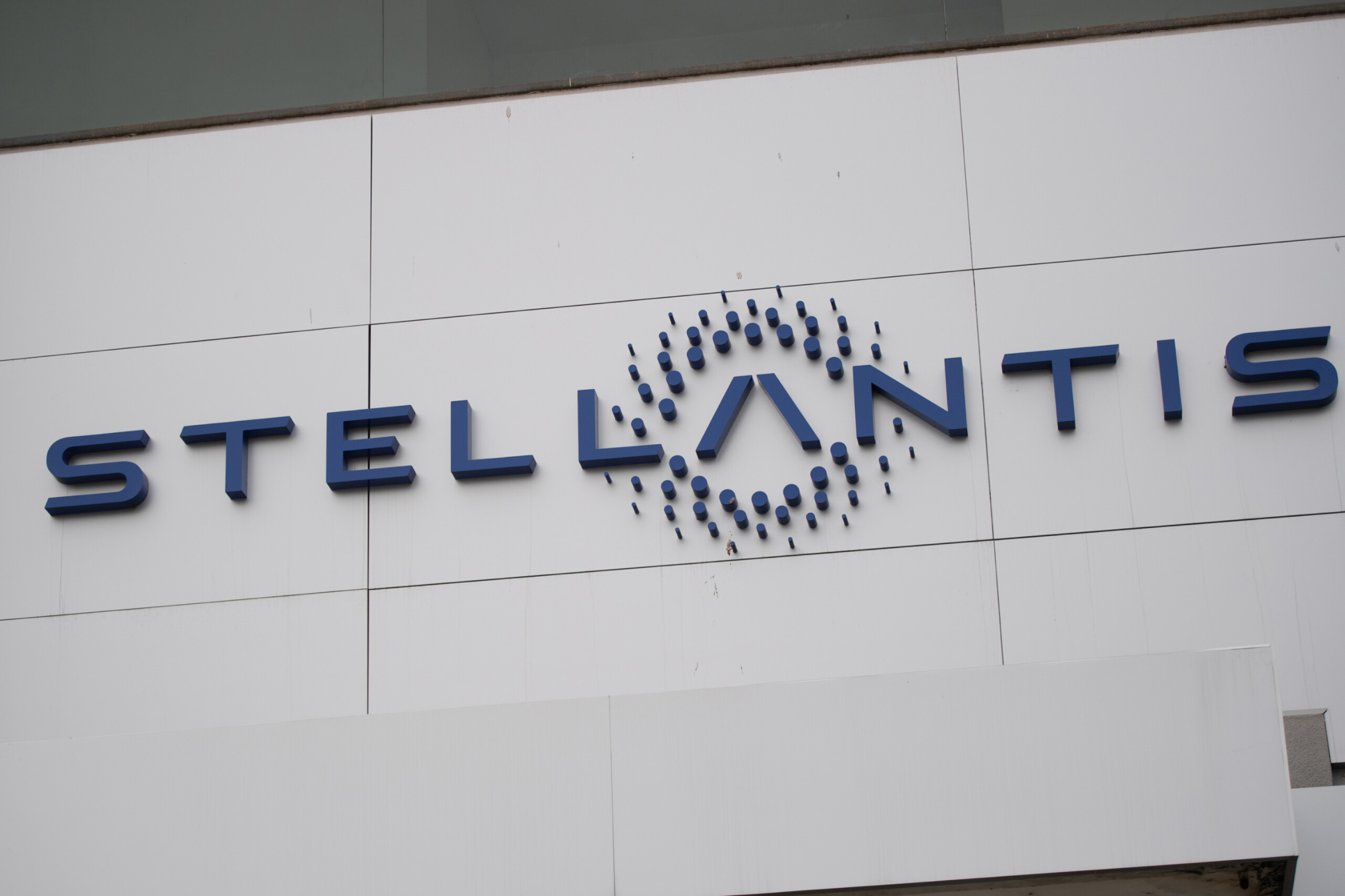 Tariffs, Stellantis: "Temporary halt at some sites in Canada and Mexico, effects on the USA"