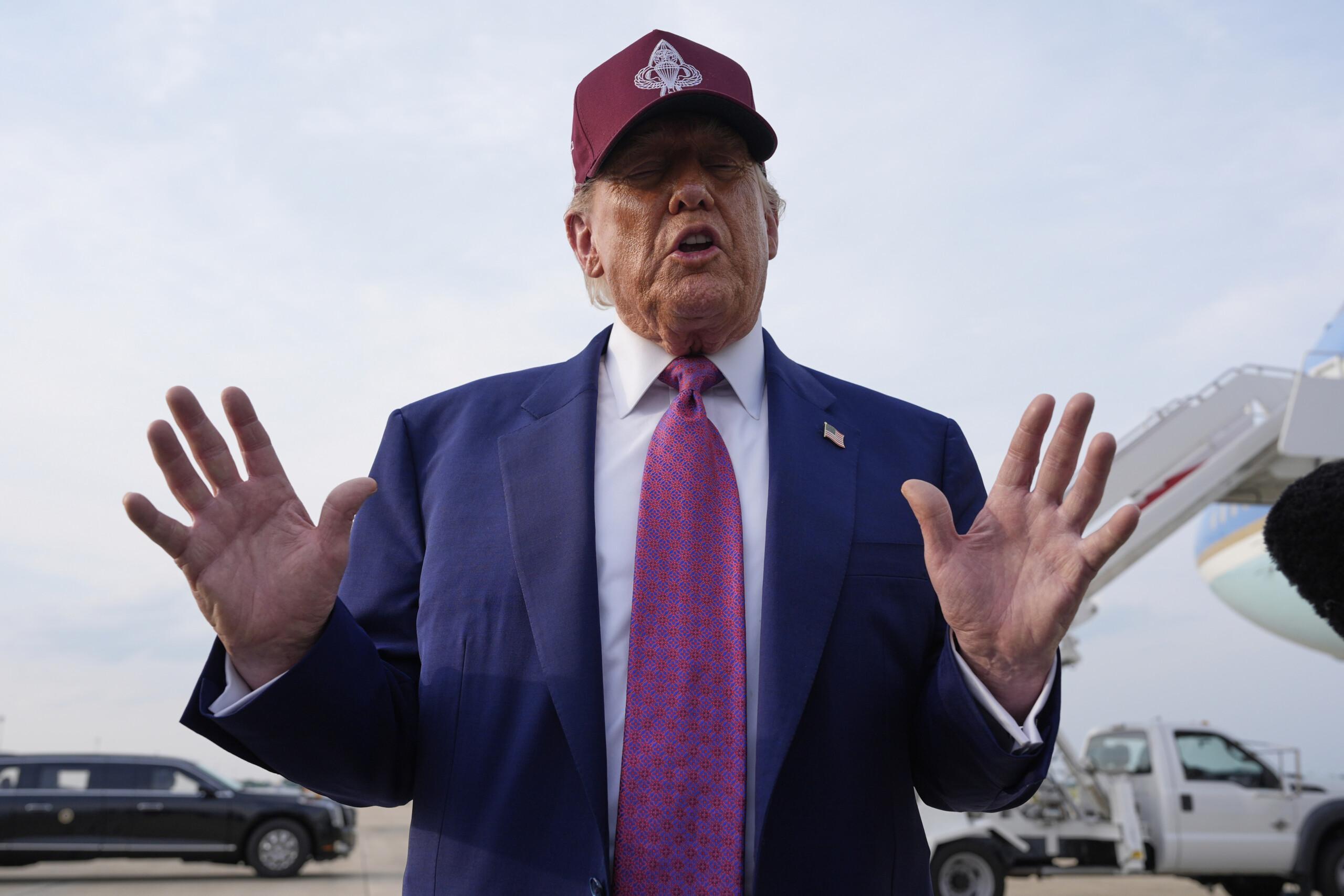 Tariffs, Trump: "We will send letters to other countries in the coming weeks"