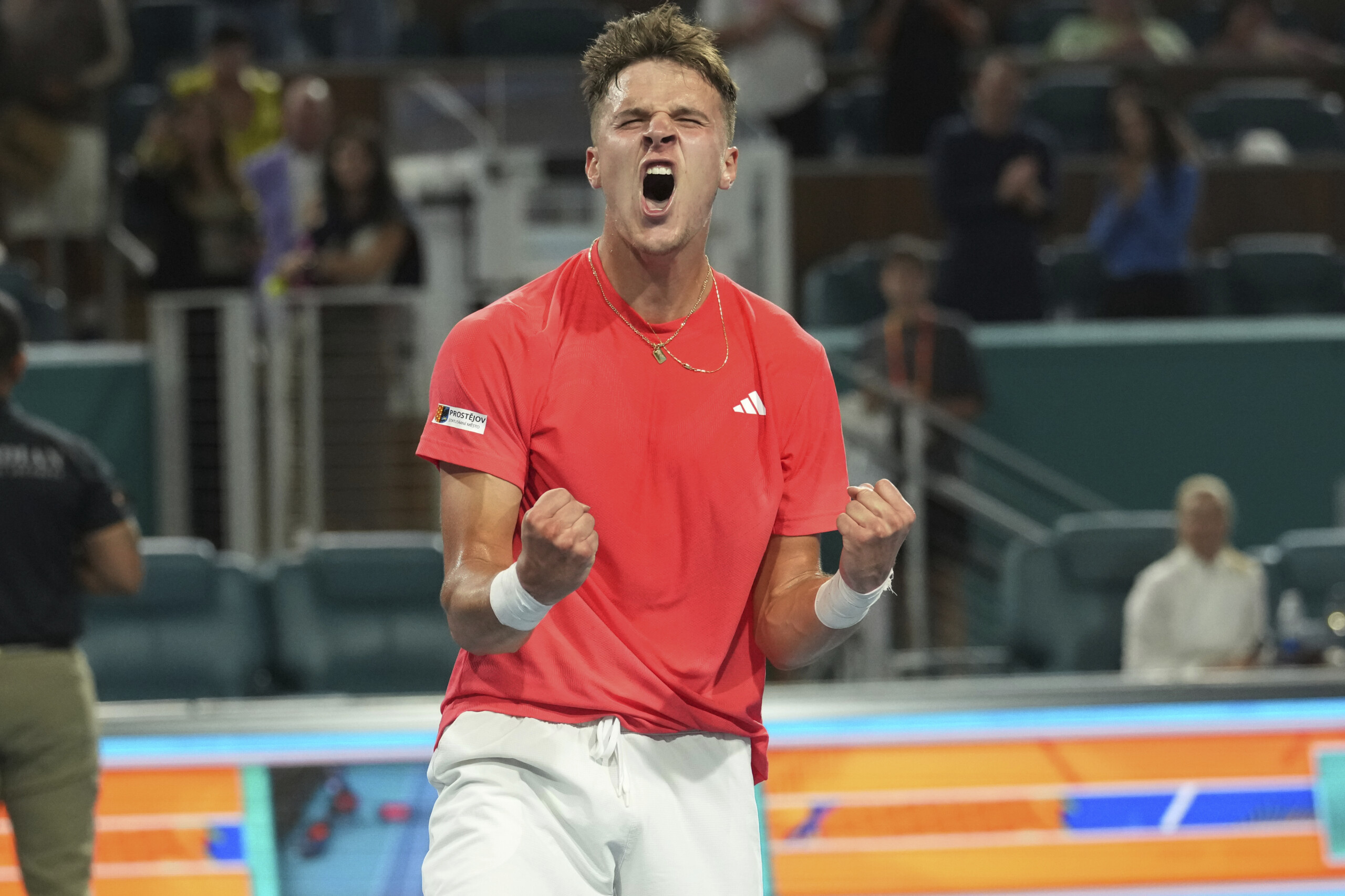 Tennis: Atp Miami, Mensik beats Djokovic in the final with a double 7-6 Tennis: Atp Miami, Mensik beats Djokovic in the final with a double 7-6