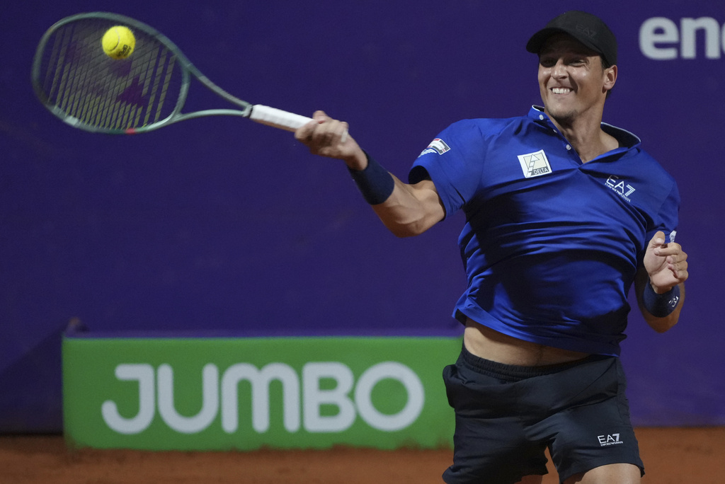 Tennis: Atp Monaco, Darderi recovers Kecmanovic and advances to the quarters