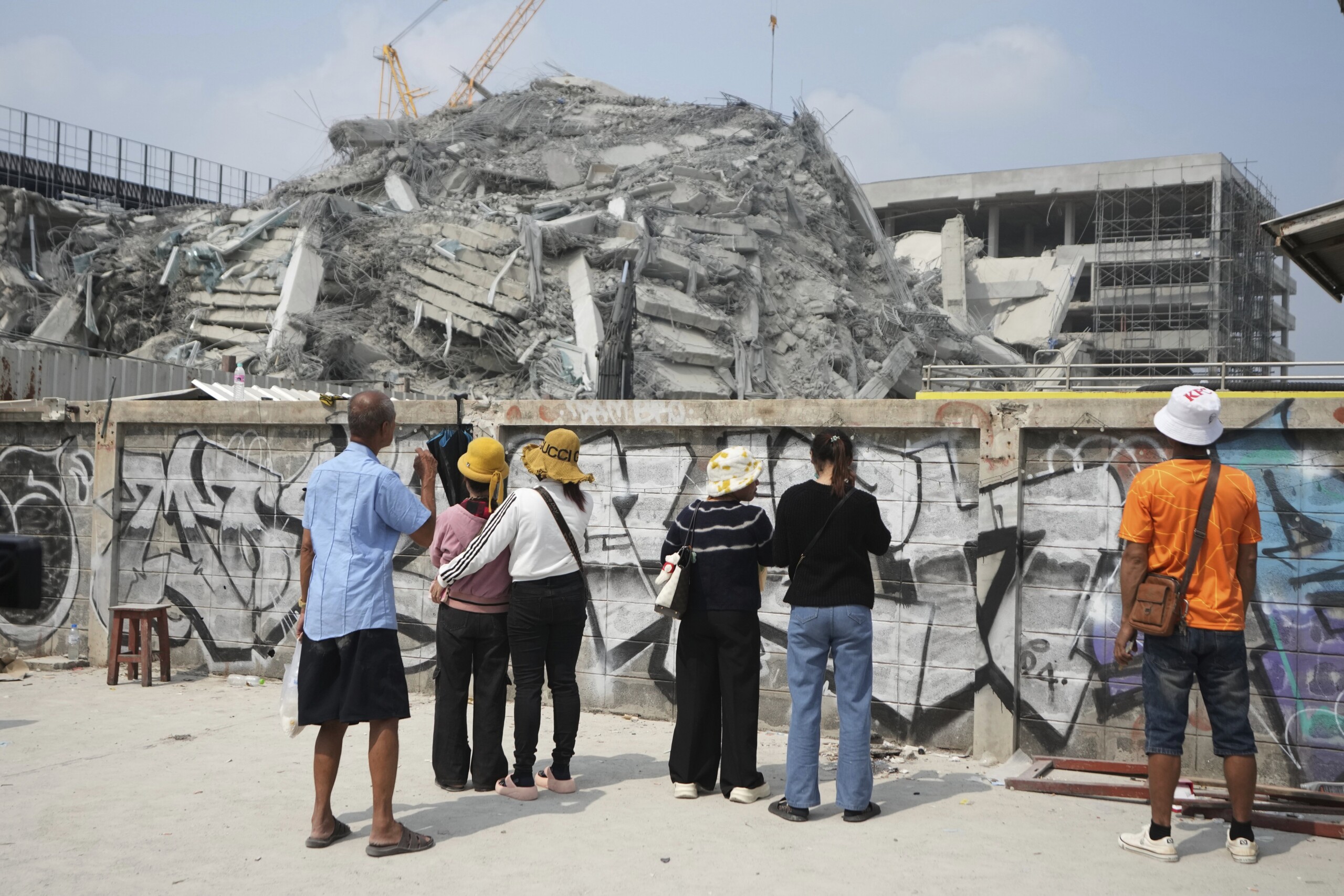 Thailand, in Bangkok the death toll rises to 17 from the earthquake Thailand, in Bangkok the death toll rises to 17 from the earthquake
