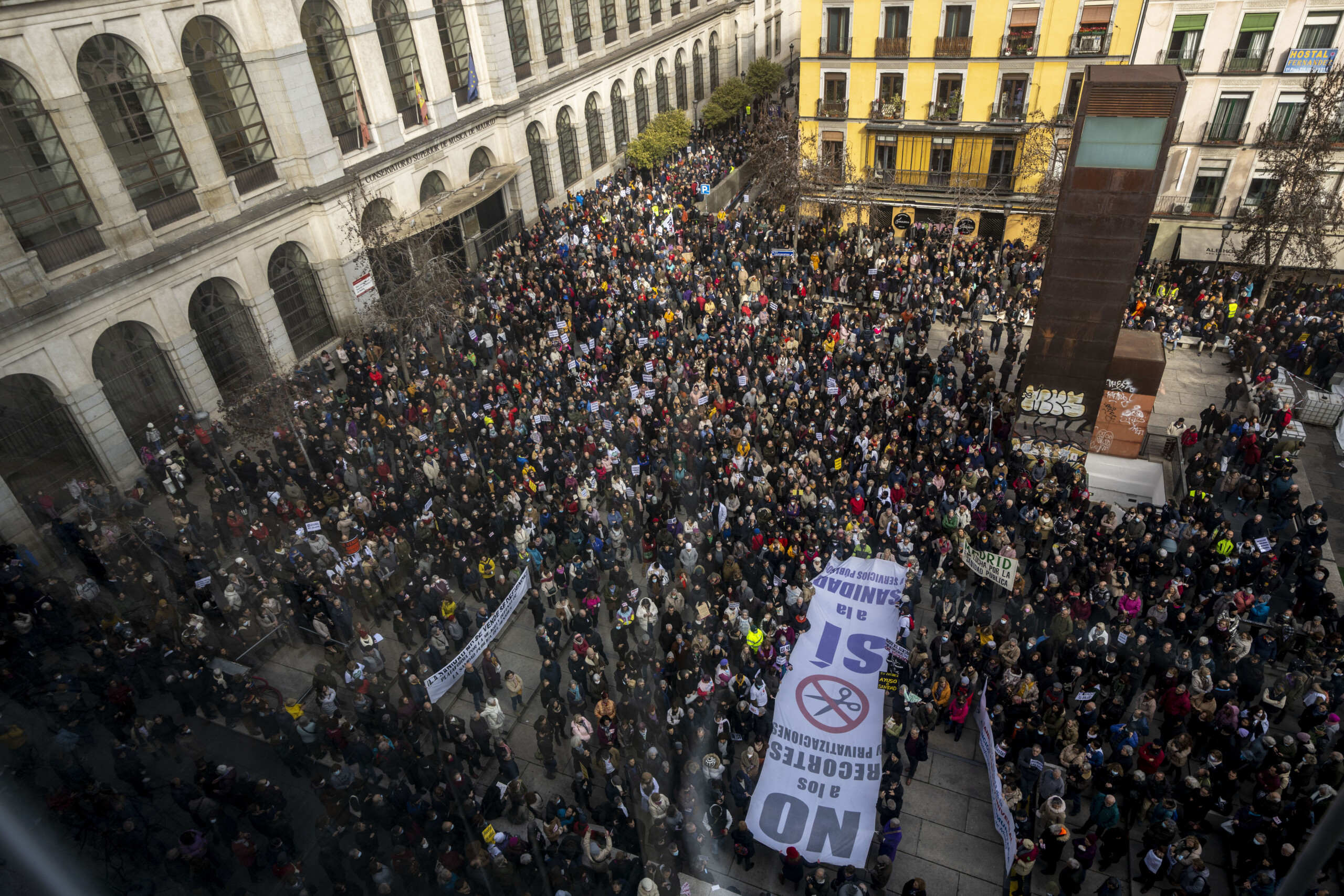 Thousands take to the streets in Madrid to defend public healthcare Thousands take to the streets in Madrid to defend public healthcare