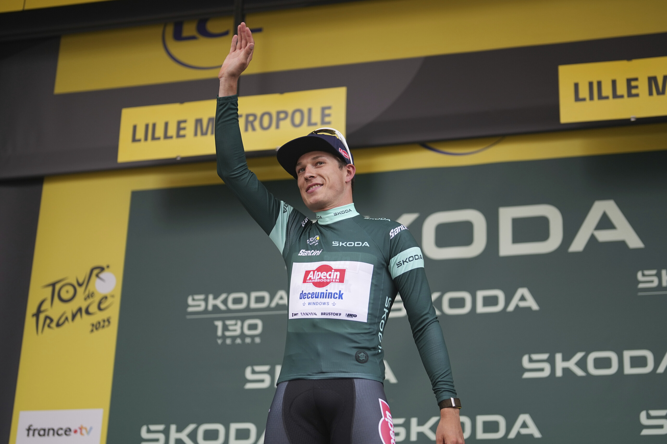 Tour de France: Jasper Philipsen crashes and withdraws Tour de France: Jasper Philipsen crashes and withdraws