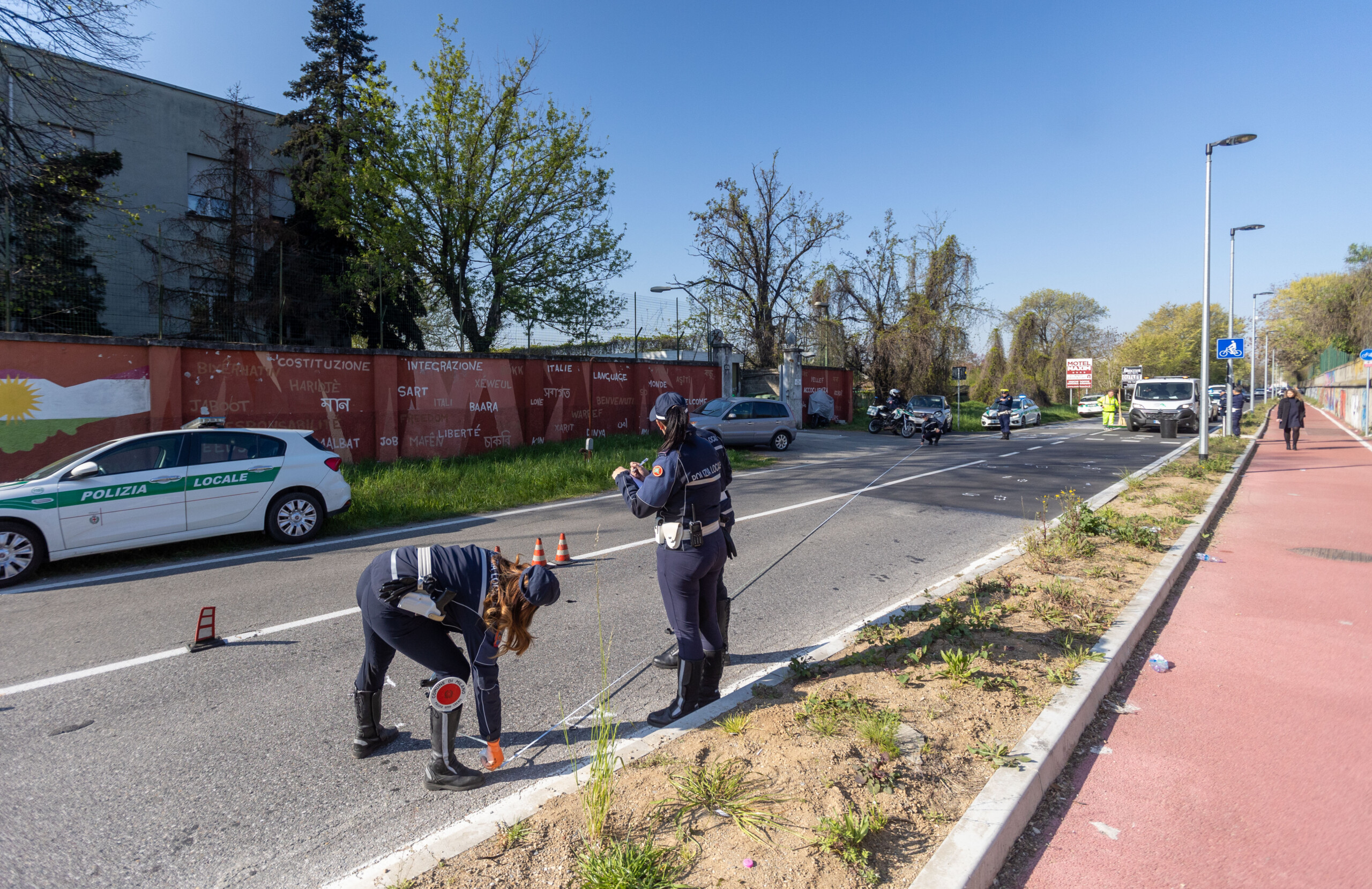 Traffic accident: car crashes into roundabout, 47-year-old dies in Milan