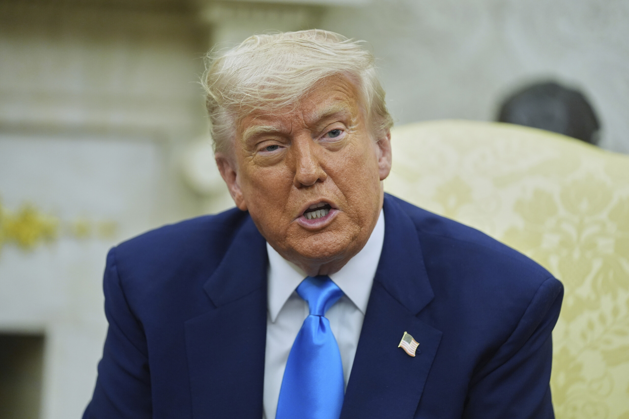 Trump attacks journalists in the Oval Office: ‘You are idiots’