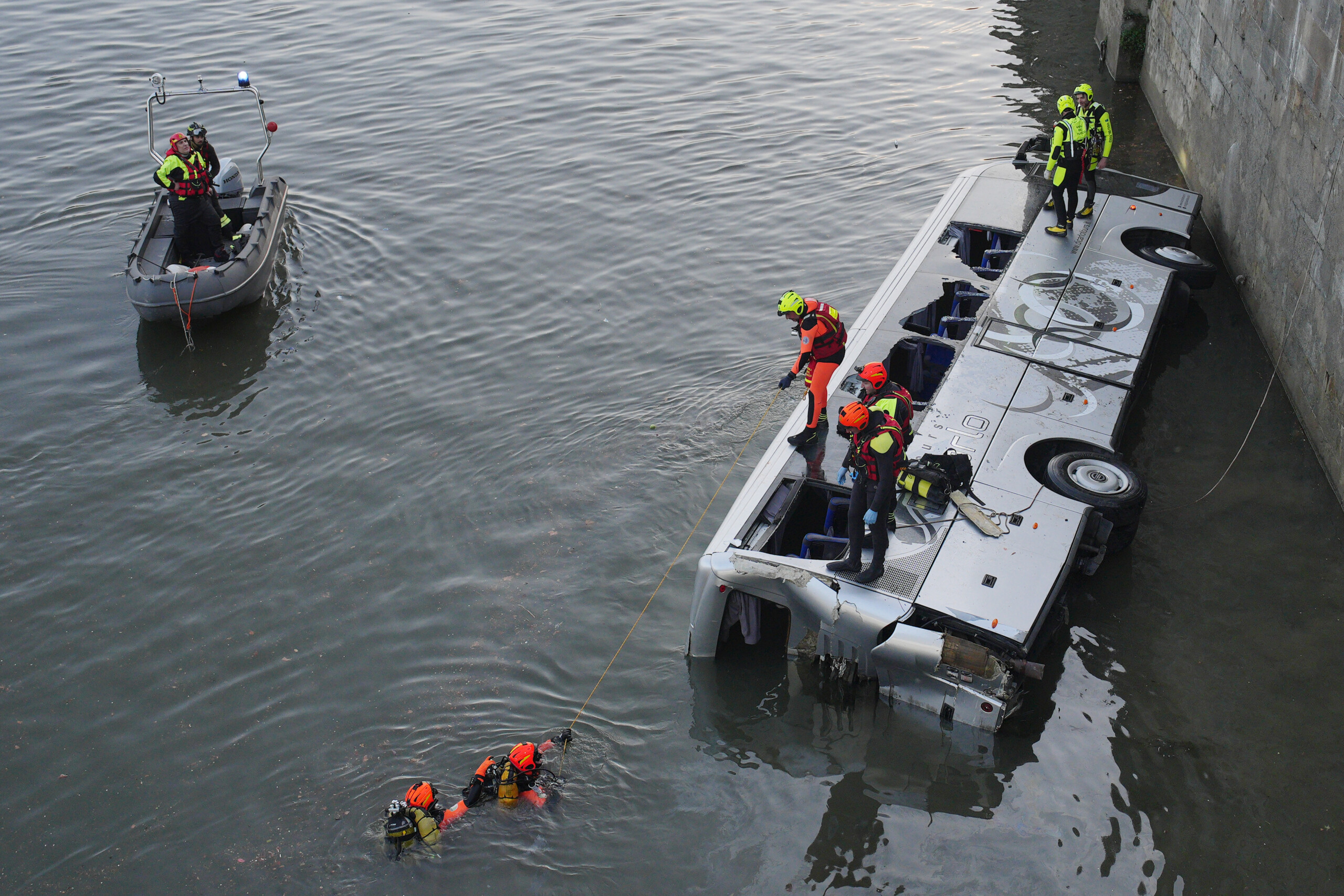 Turin: tourist bus falls into Po River, driver dead Turin: tourist bus falls into Po River, driver dead