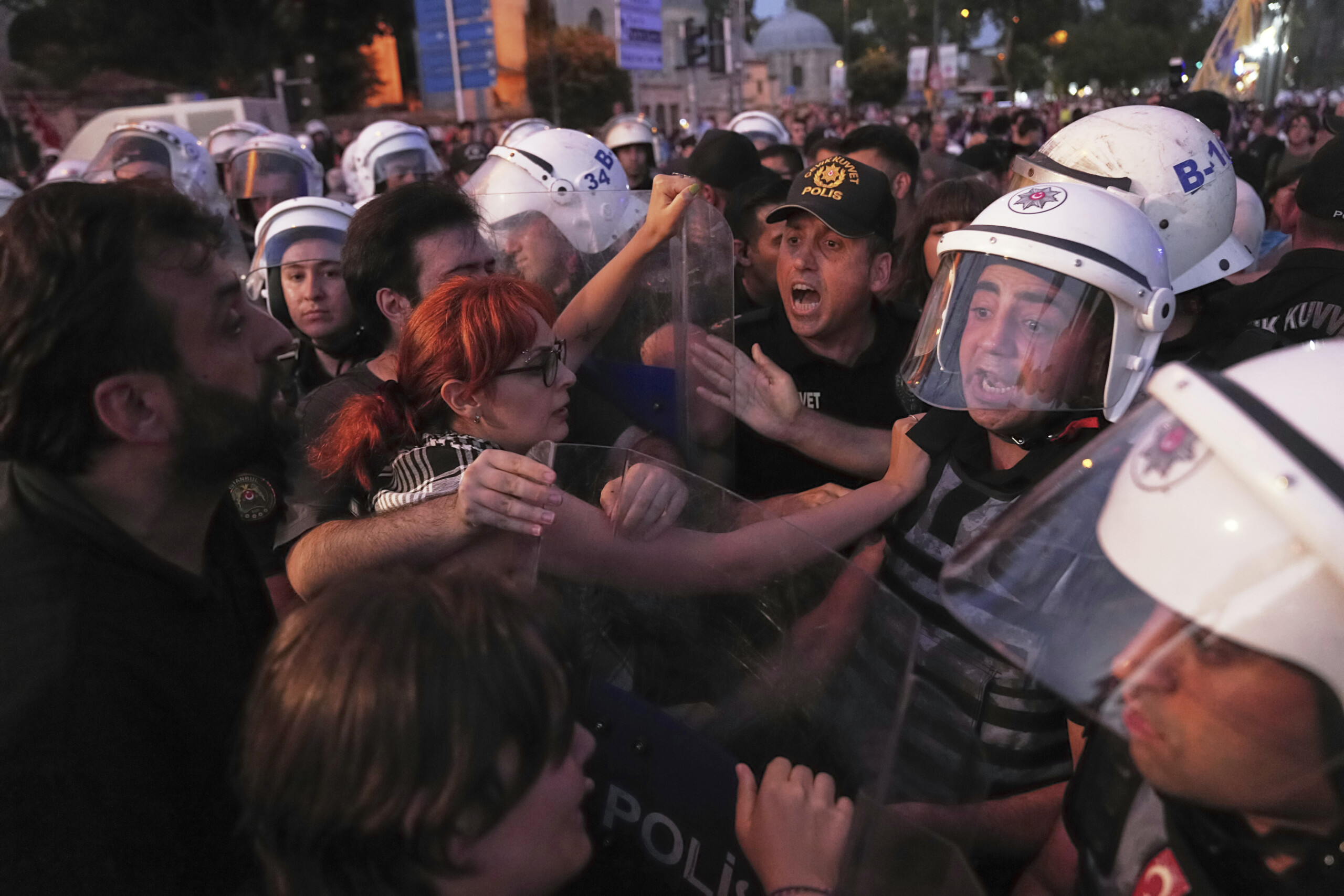 Turkey: Three mayors arrested as part of the crackdown on the opposition Turkey: Three mayors arrested as part of the crackdown on the opposition