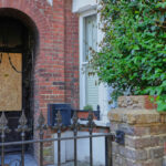 UK: 21-Year-Old Arrested for Arson at Starmer’s Private Residence