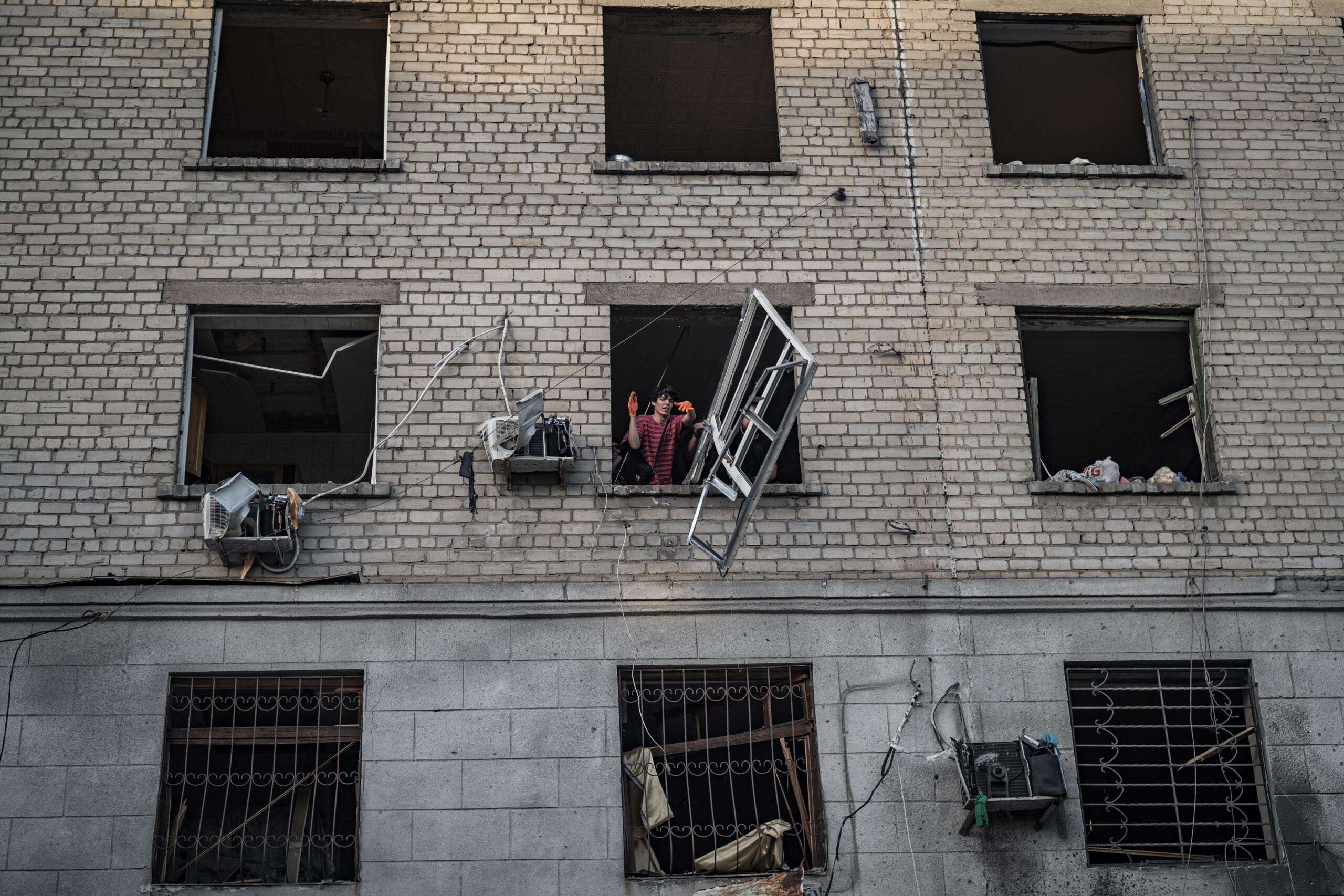 Ukraine, death toll rises to 5 in Russian raid on Samar
