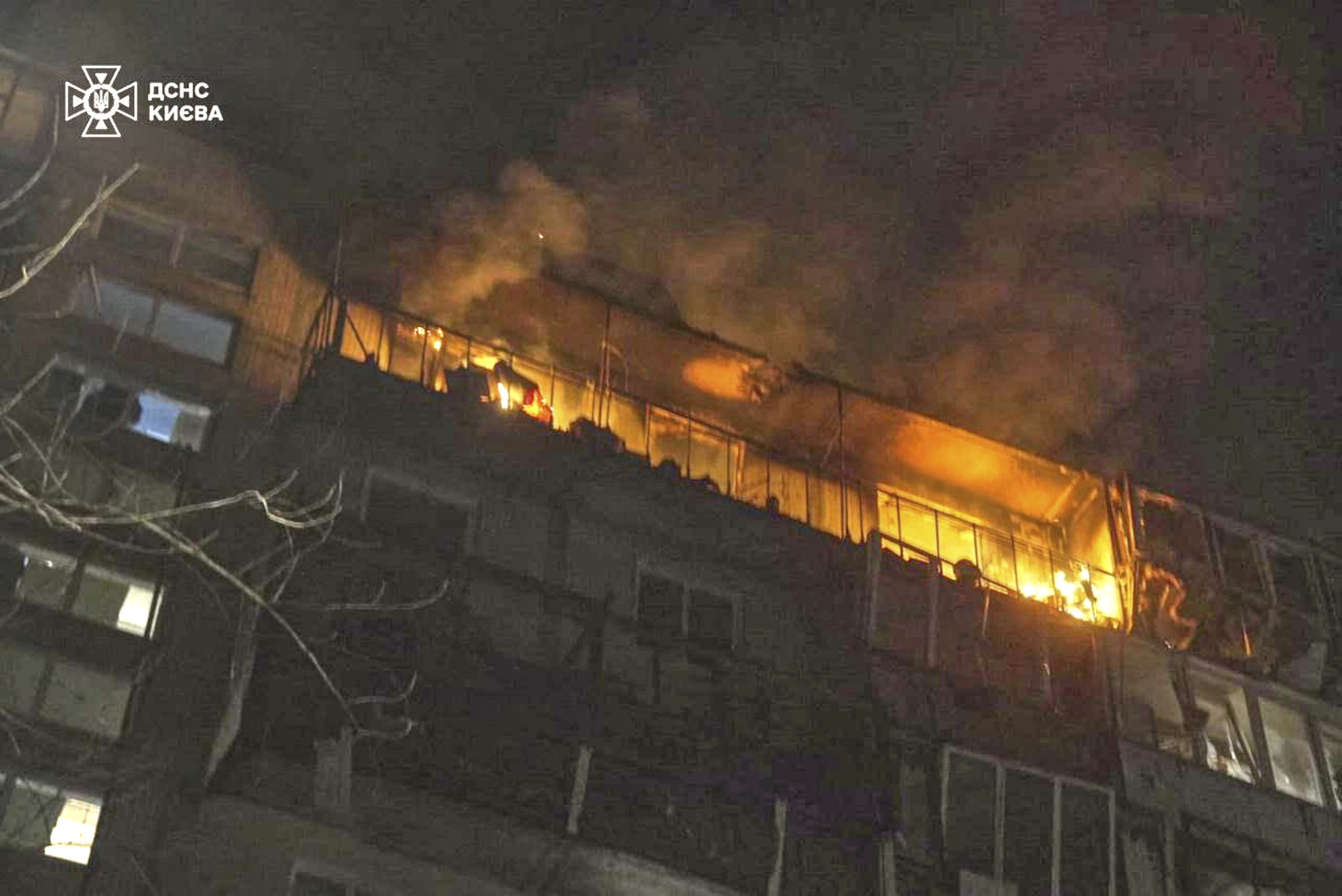 Ukraine: drone attack on Kiev, woman injured and building on fire Ukraine: drone attack on Kiev, woman injured and building on fire