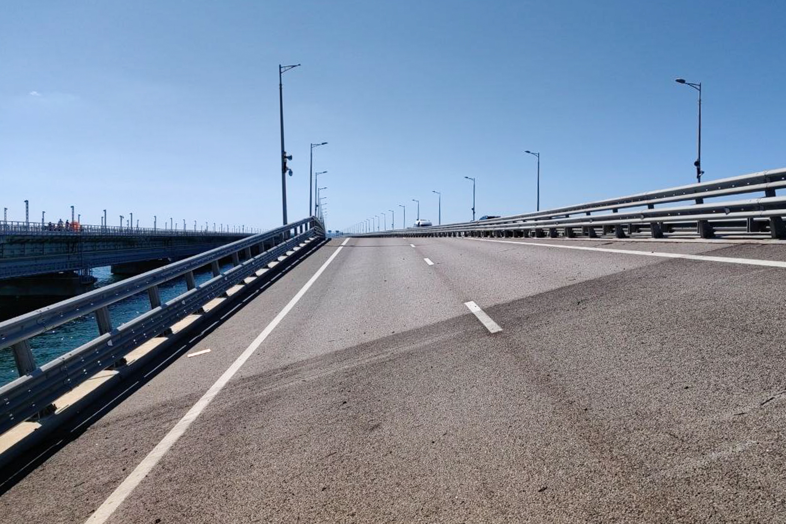 Ukraine, explosions in Crimea: traffic on the bridge blocked