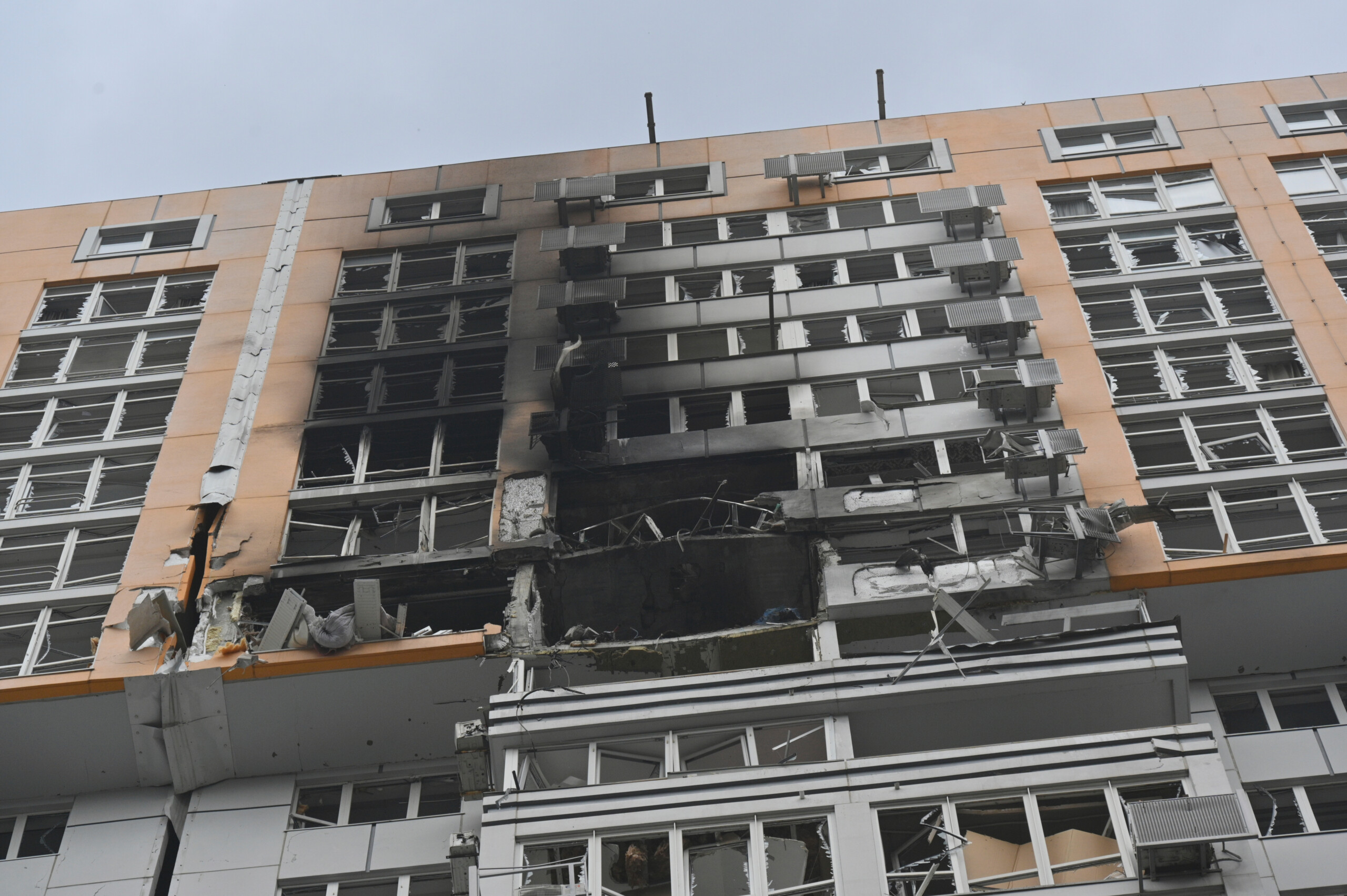 Ukraine: flames engulf 9-storey building after attack in Odessa, at least one victim