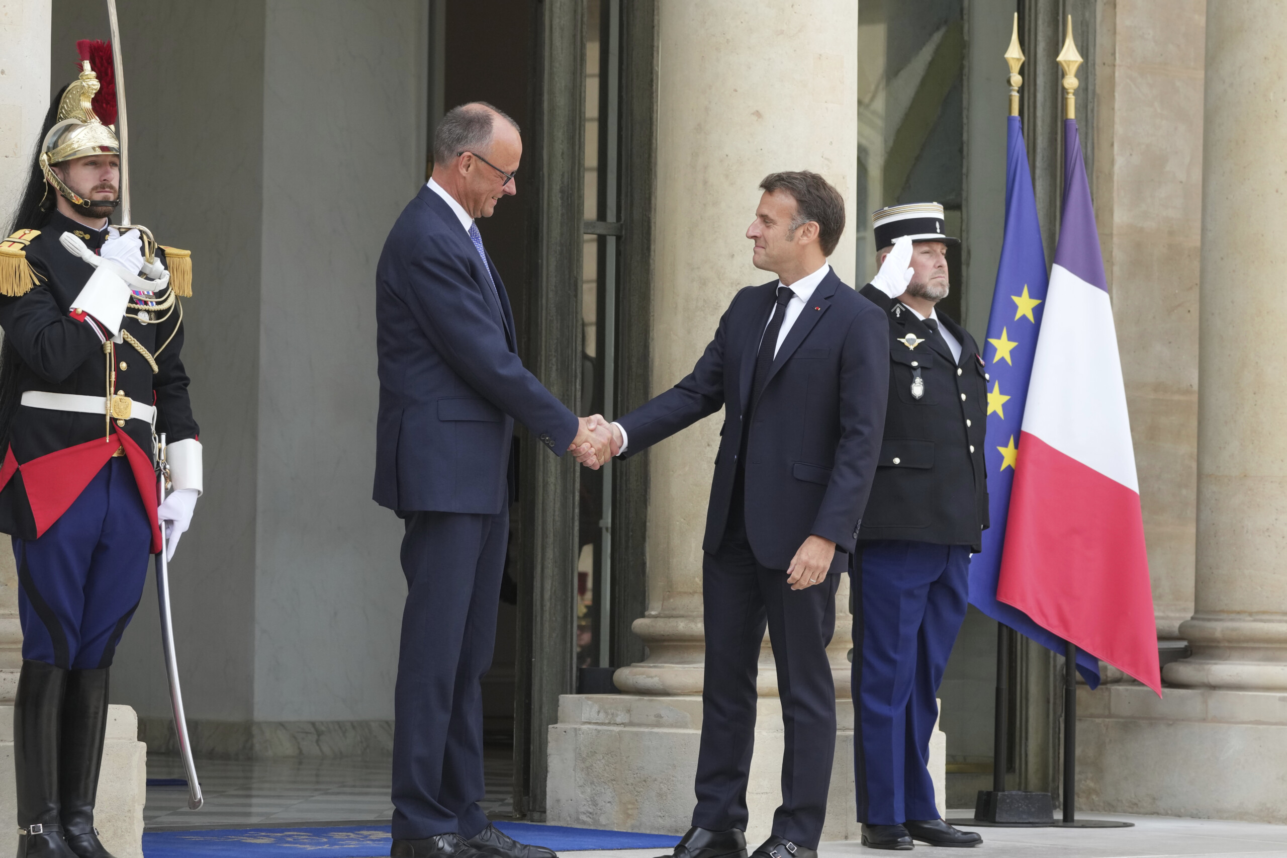 Ukraine, Macron: "Russia likely won't respect the 3-day truce"