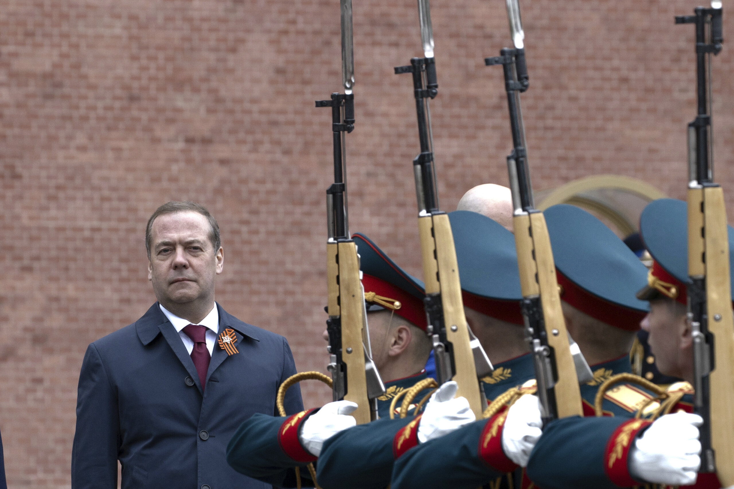 Ukraine, Medvedev: ‘Euro-imbeciles are trying to hinder US efforts for peace’