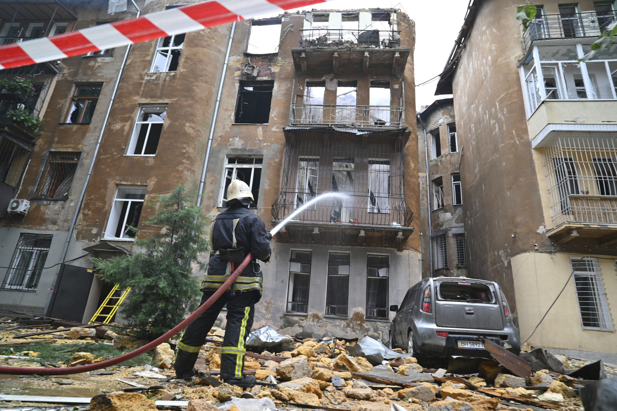 Ukraine: Russian missiles strike Kiev overnight, killing five and injuring 13 Ukraine: Russian missiles strike Kiev overnight, killing five and injuring 13