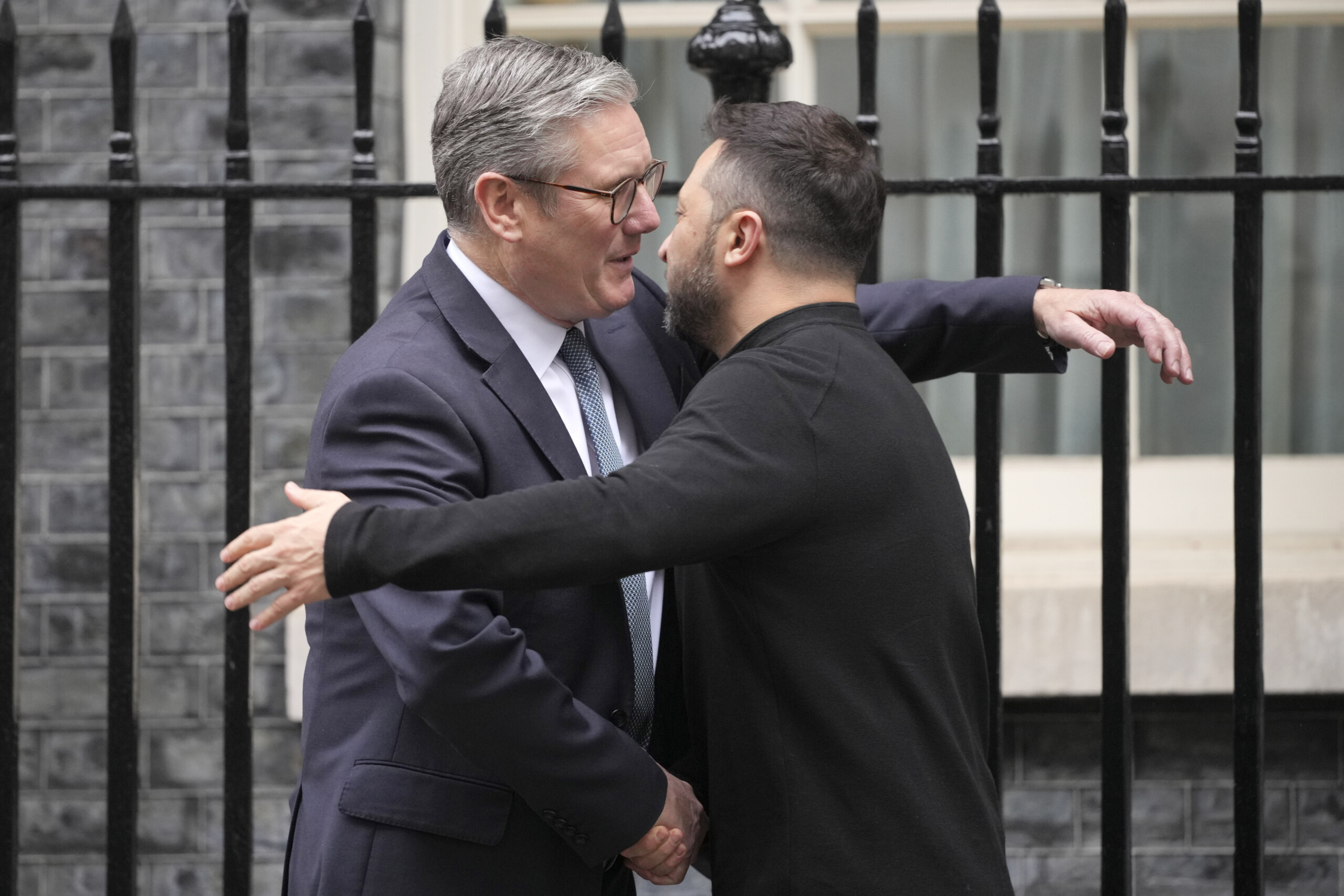 Ukraine: Starmer welcomes Zelensky with a hug at Downing Street