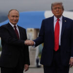 Ukraine, summit in Alaska: handshakes and smiles between Trump and Putin at the airport