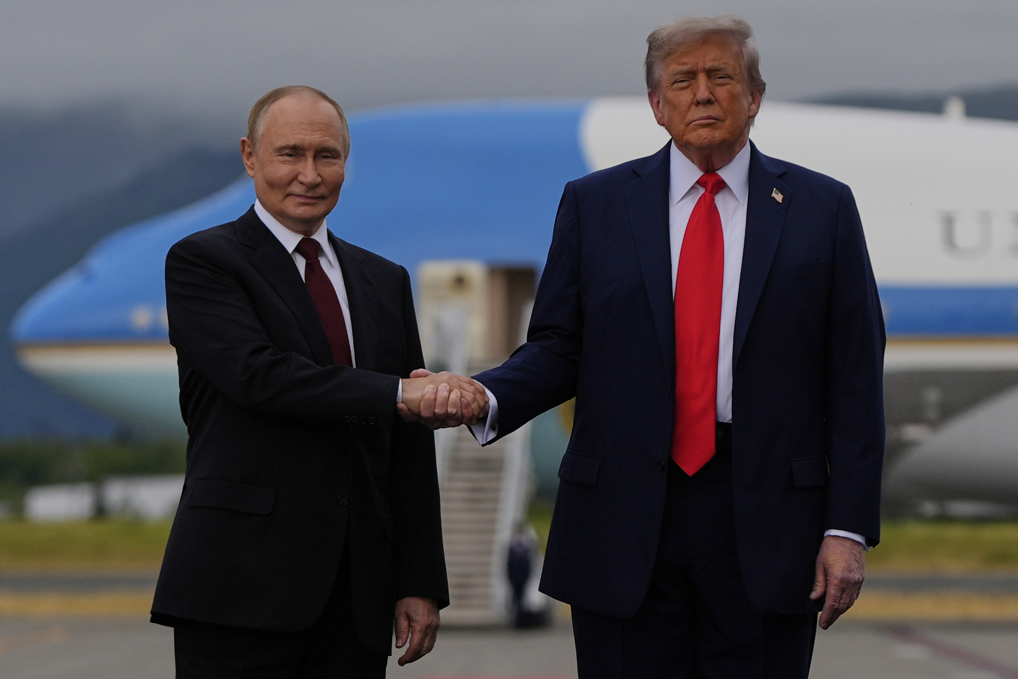 Ukraine, summit in Alaska: handshakes and smiles between Trump and Putin at the airport