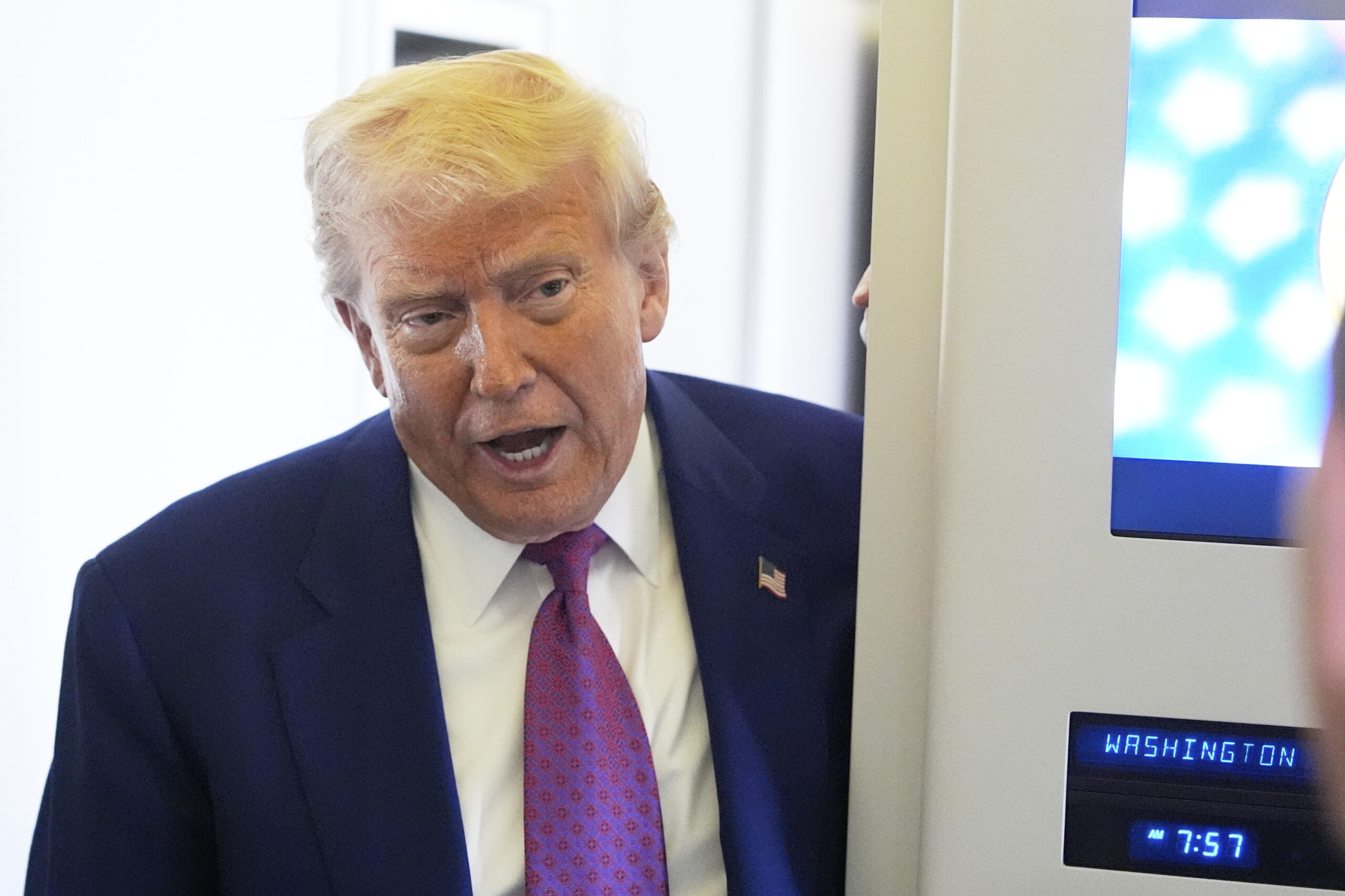 Ukraine, Trump: "Phone call with Putin went well, negotiations for truce immediately"