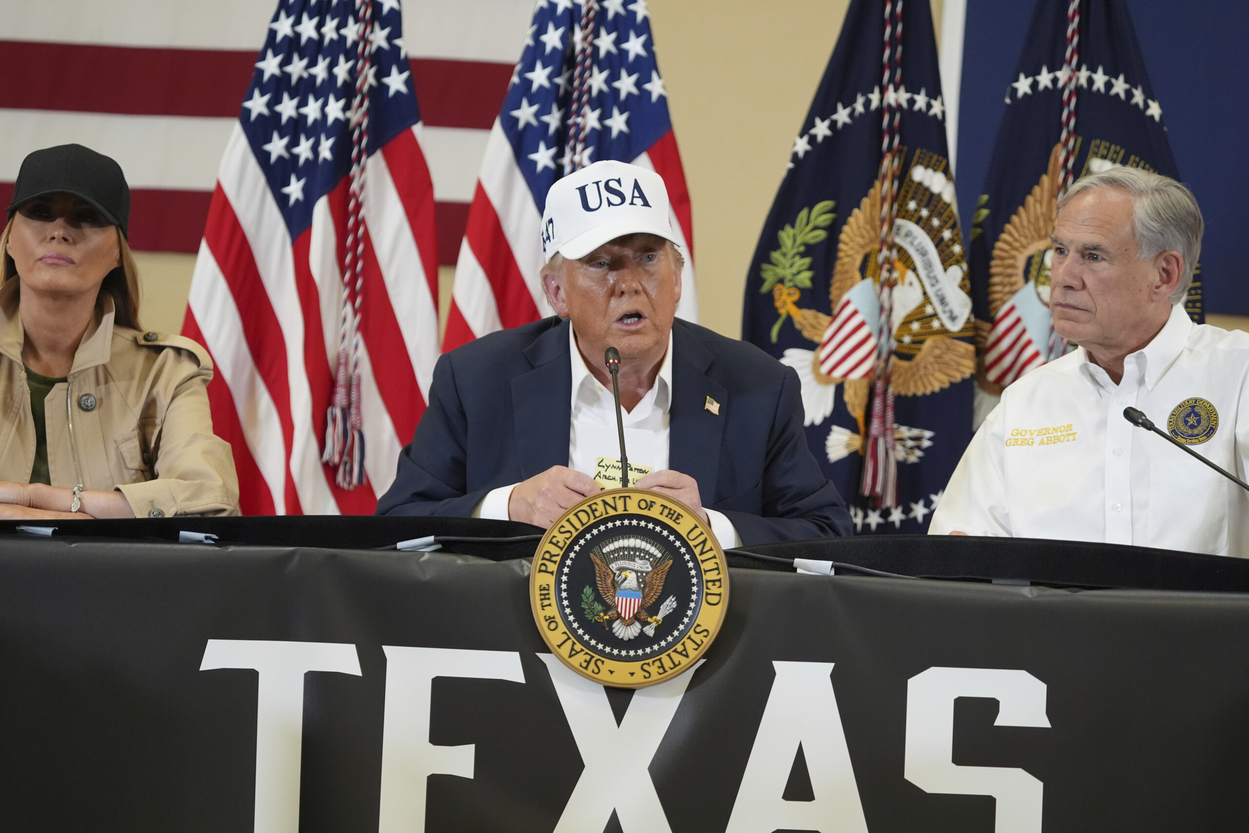 Ukraine, Trump: "Putin speaks in a gentle way but then bombs everyone"