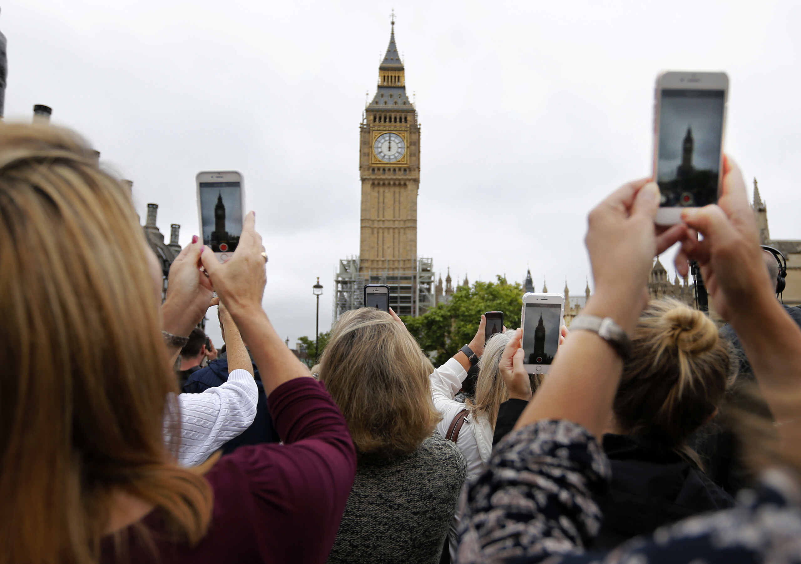 United Kingdom: man arrested for climbing Big Ben with Palestinian flag