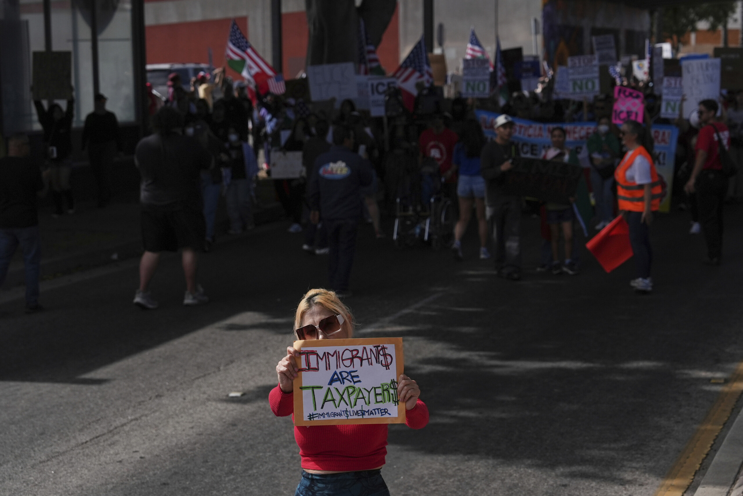 USA: Federal judge orders Trump to halt migrant detentions and arrests