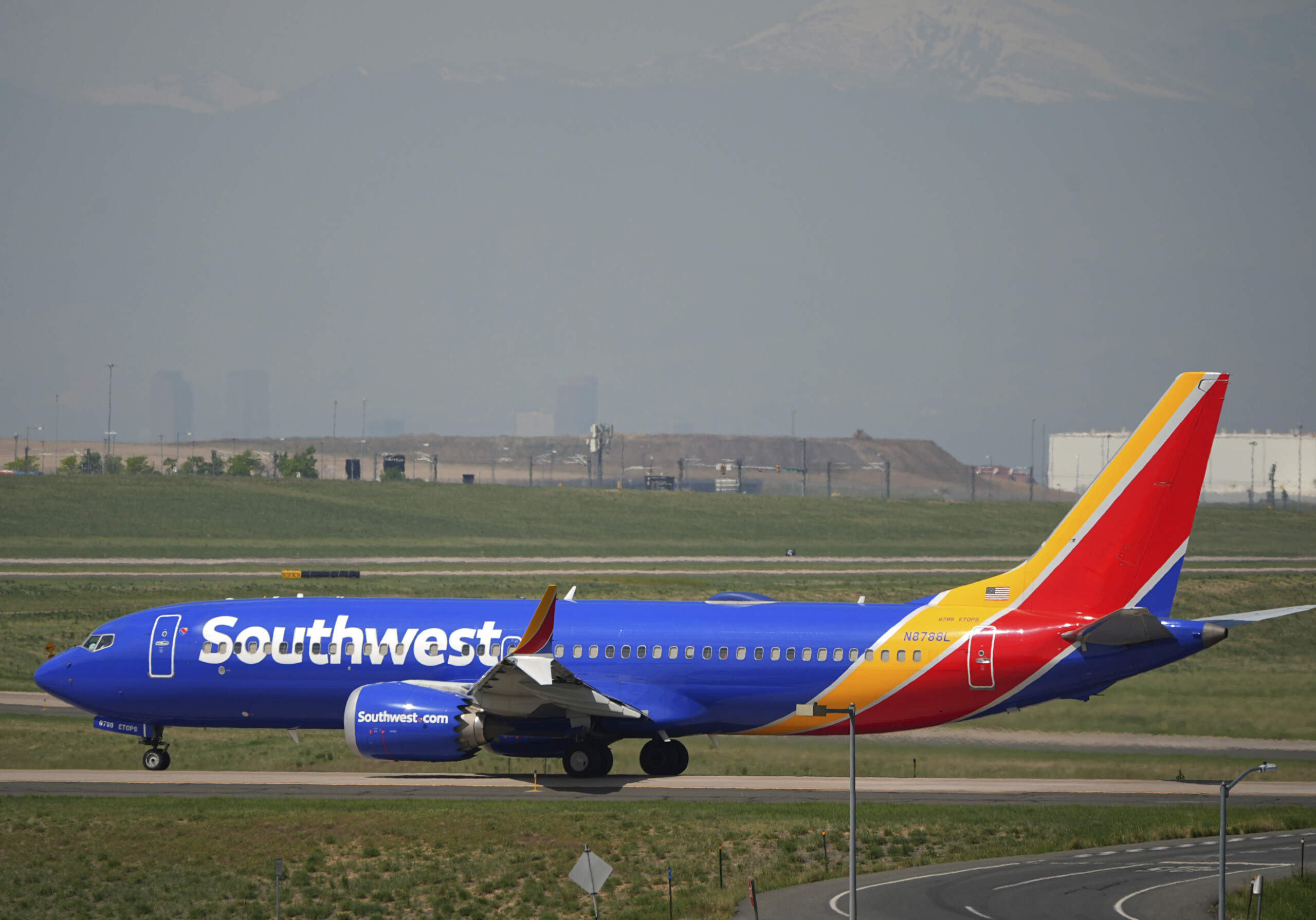 USA: near collision between airliner and jet, two injured