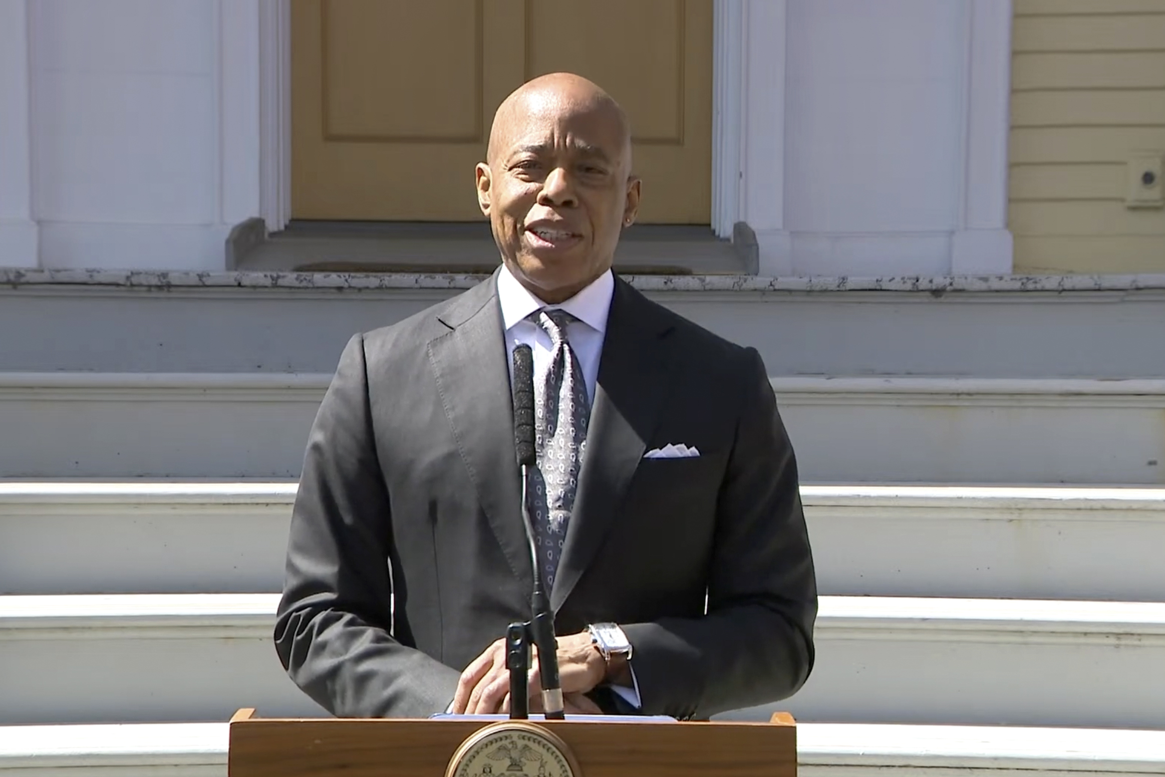 USA, New York Mayor: "Helicopter broke apart mid-flight and crashed"