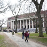 USA, Trump bans visas for foreign students at Harvard