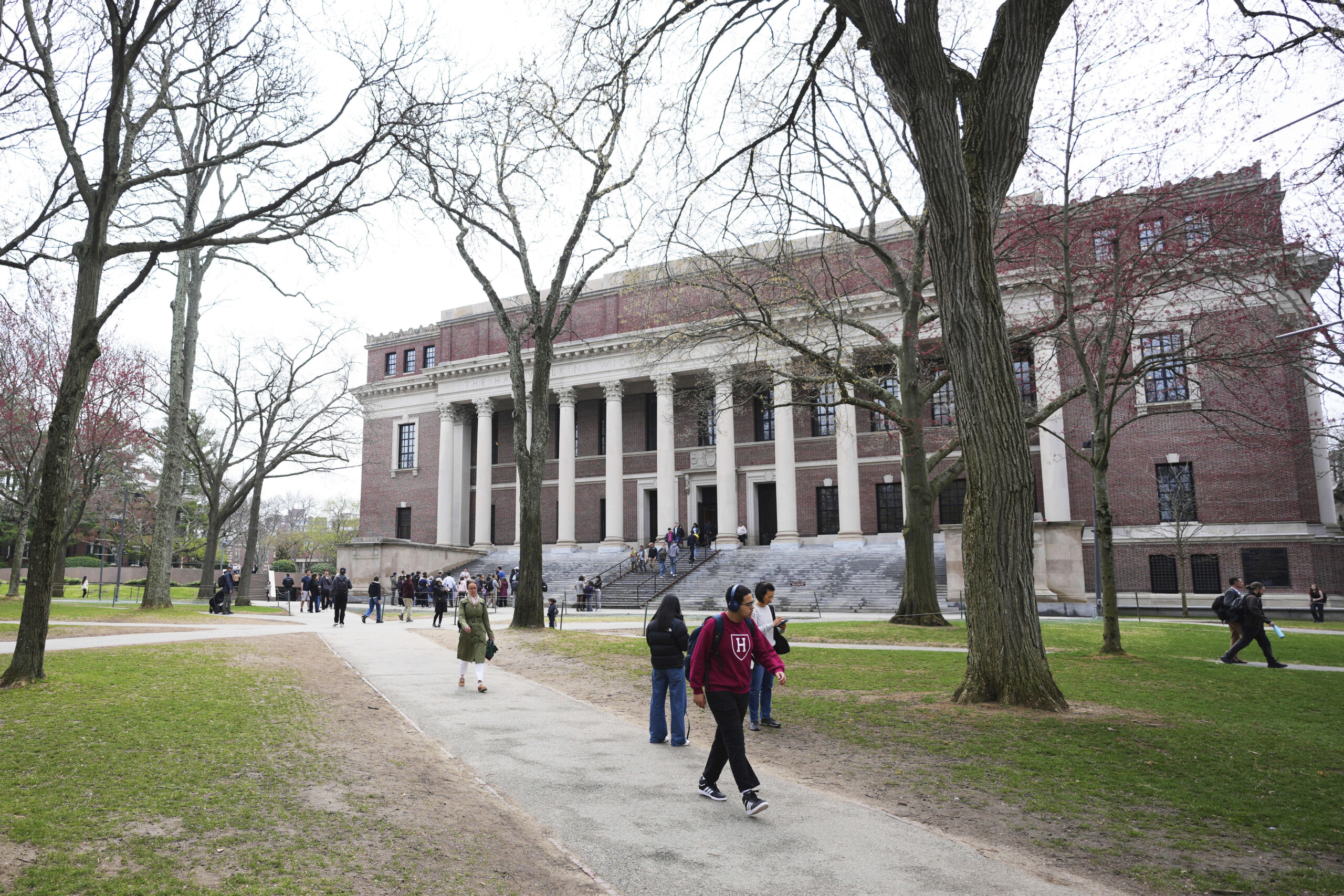 USA, Trump bans visas for foreign students at Harvard
