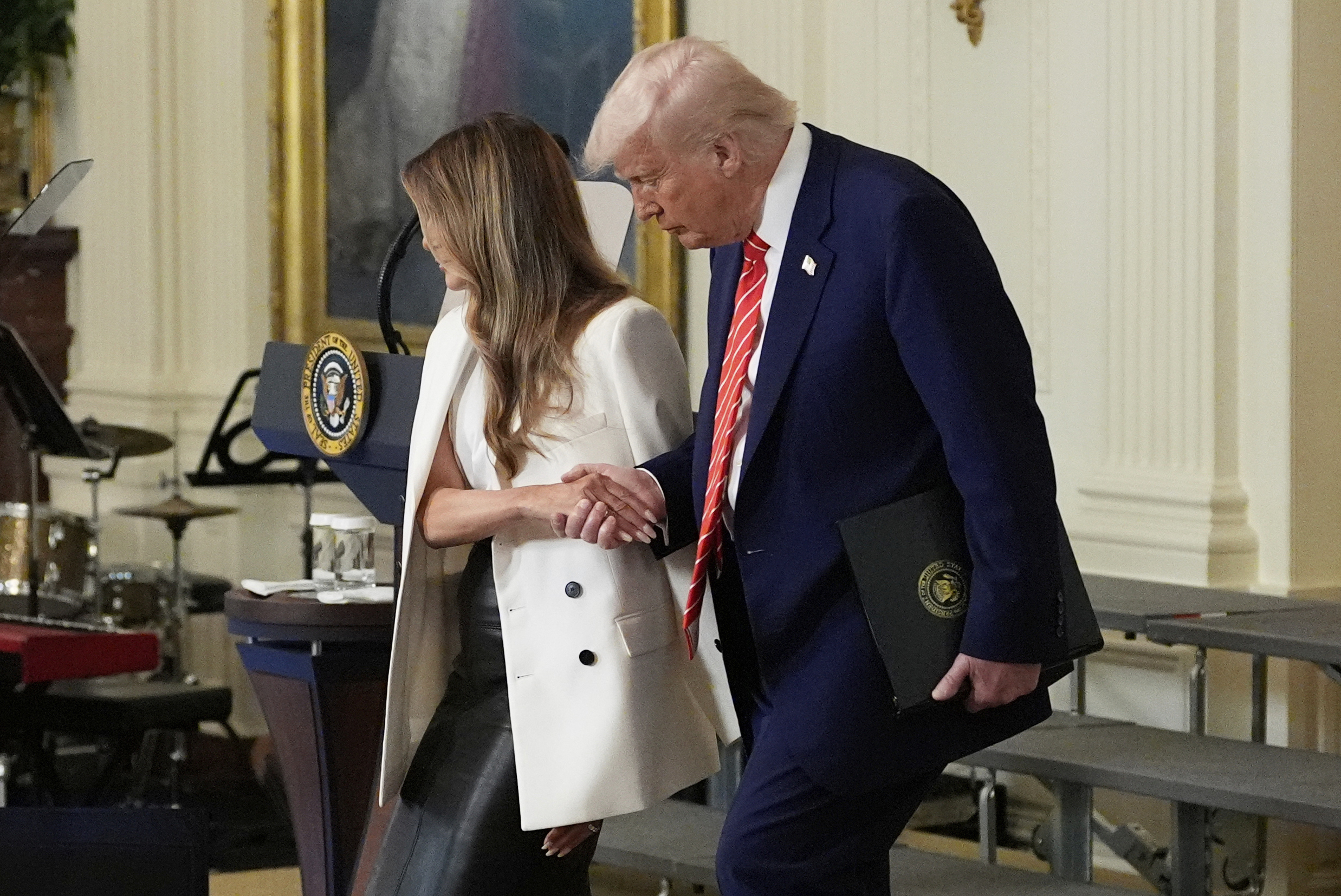 USA: Trump signs law against revenge porn with Melania