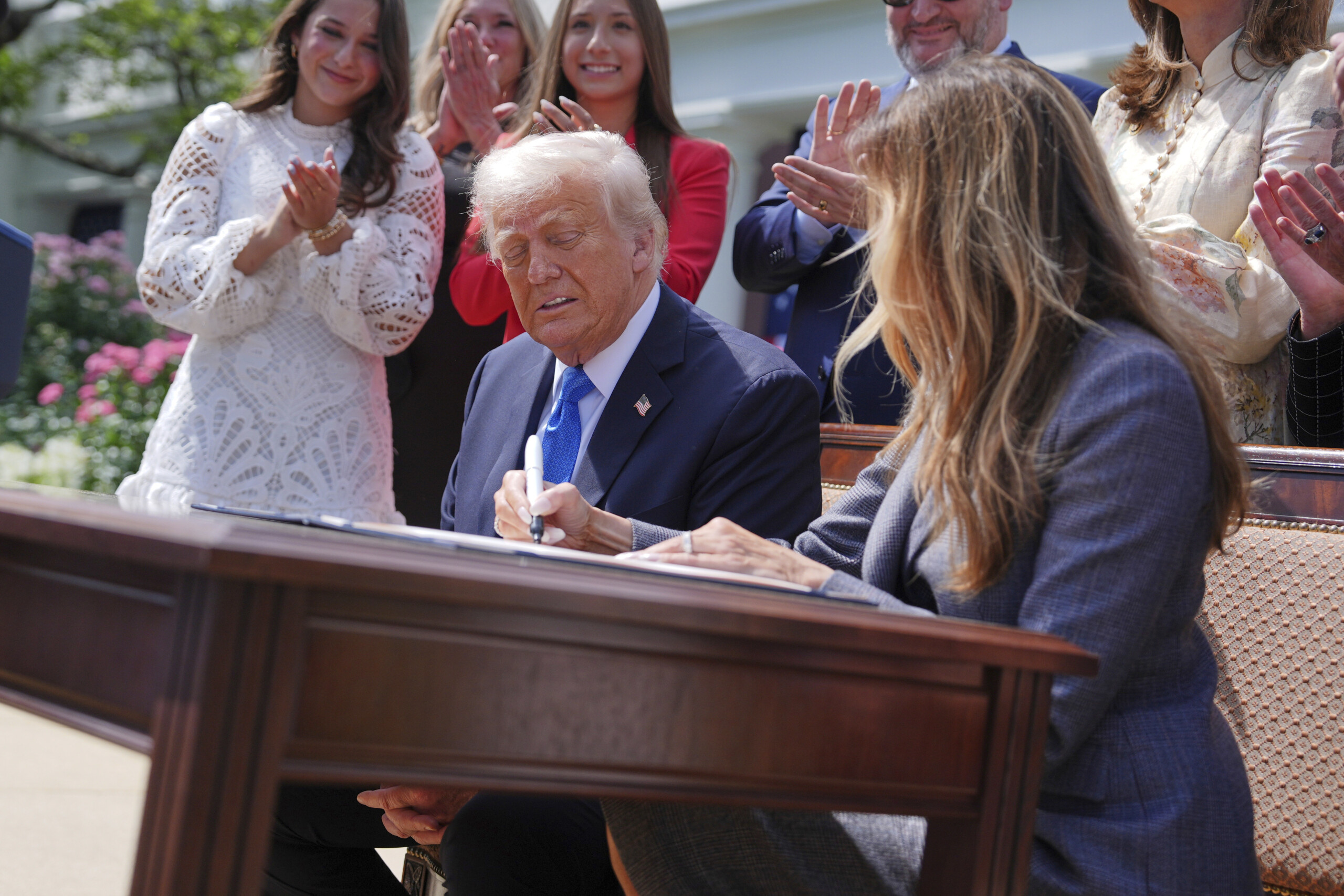 USA, Trump signs with Melania the law against revenge porn