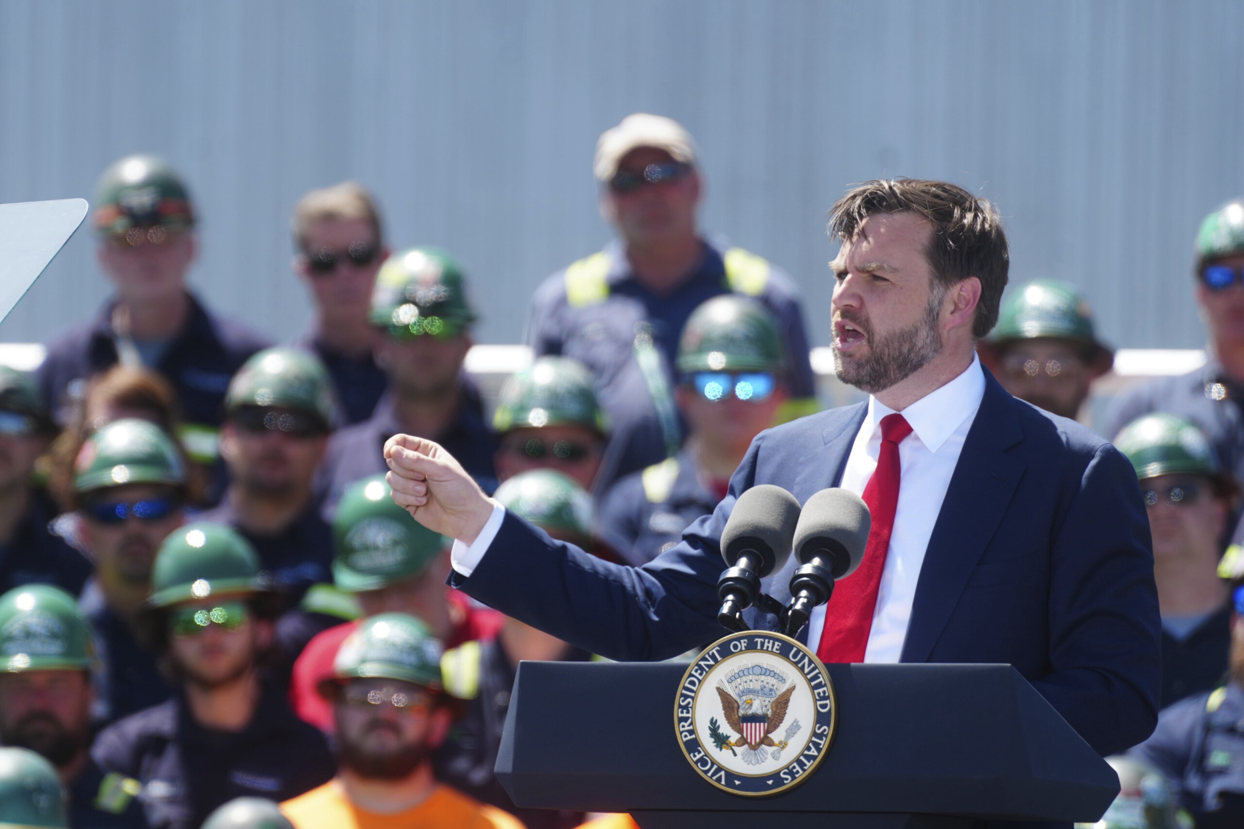 USA, Vance: "Trump dressed as the Pope? I have no problem with people joking"