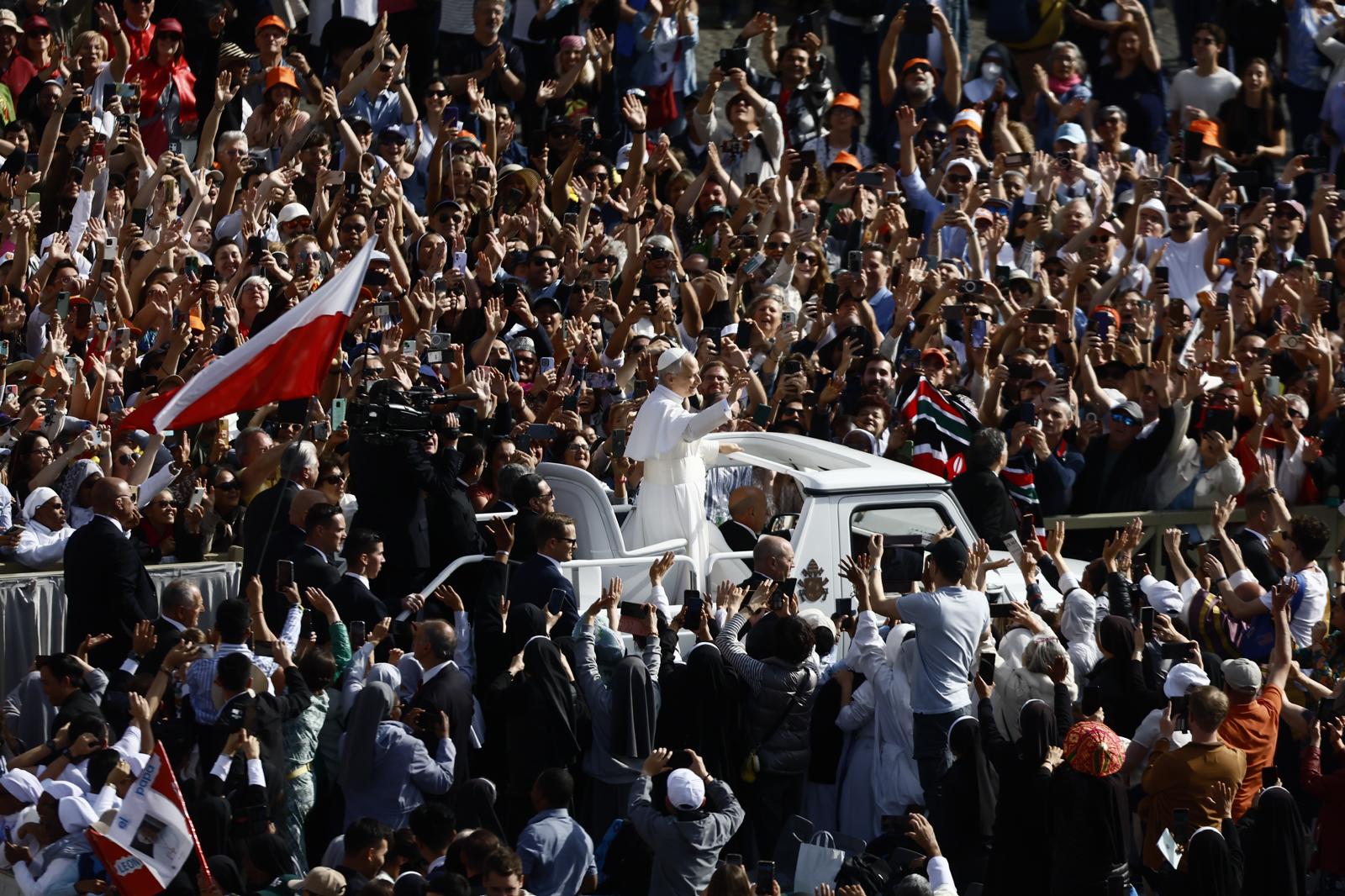 Vatican, first ride in the Popemobile among the faithful for Pope Leo XIV Vatican, first ride in the Popemobile among the faithful for Pope Leo XIV