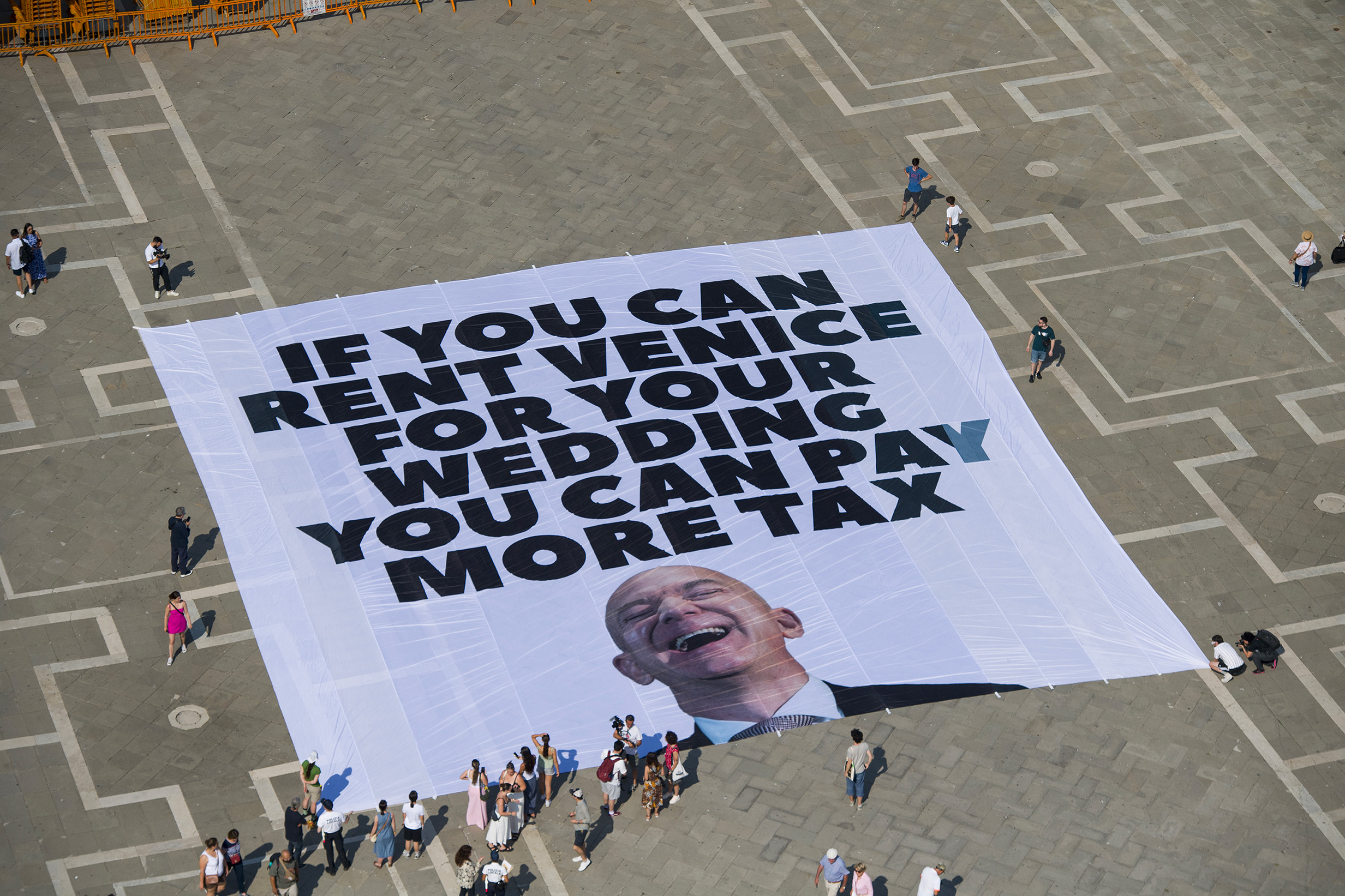 Venice, Greenpeace banner against Bezos wedding: ‘Pay more taxes’ Venice, Greenpeace banner against Bezos wedding: ‘Pay more taxes’