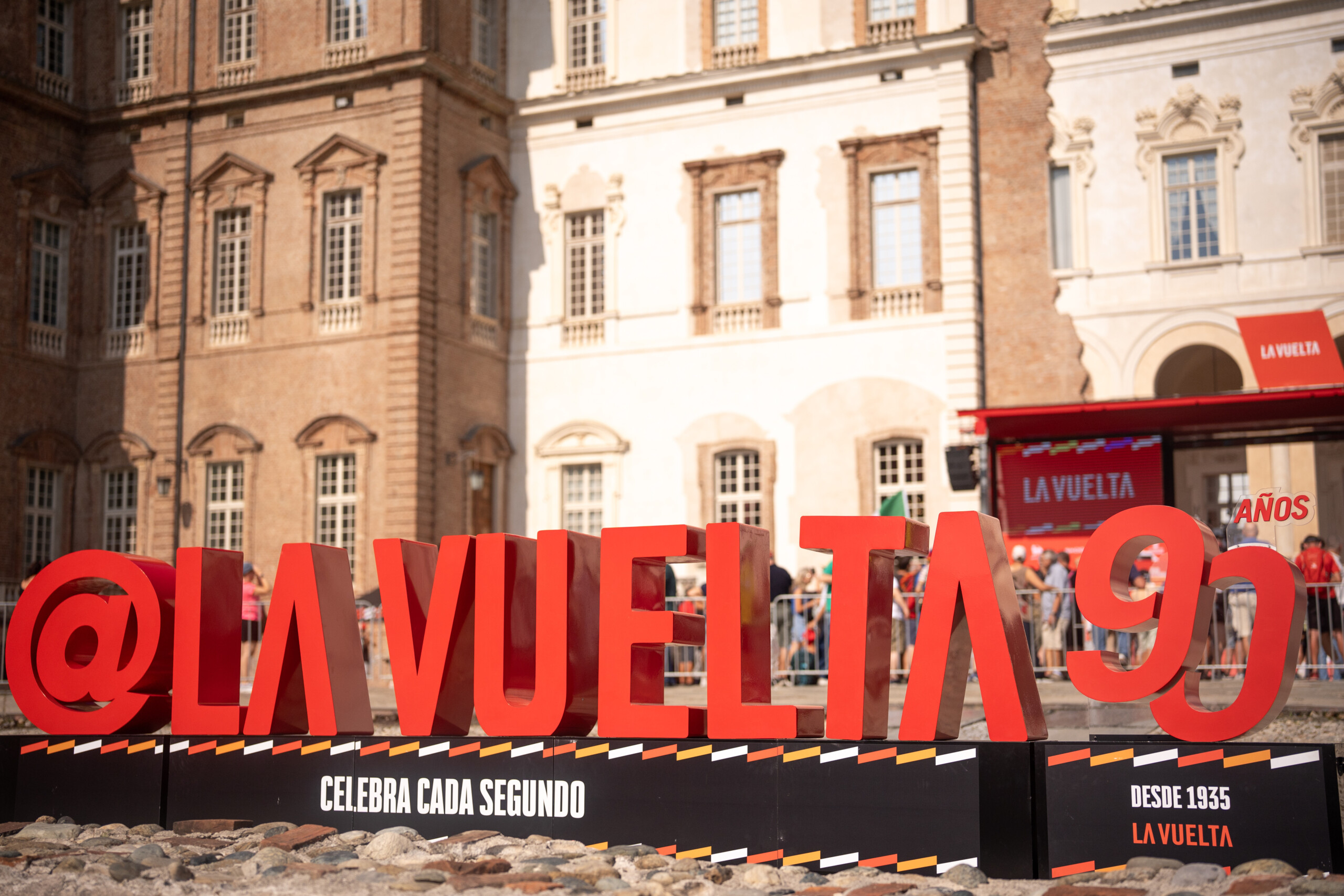 Vuelta: Ben Turner wins fourth stage in Voiron, Gaudu takes red jersey