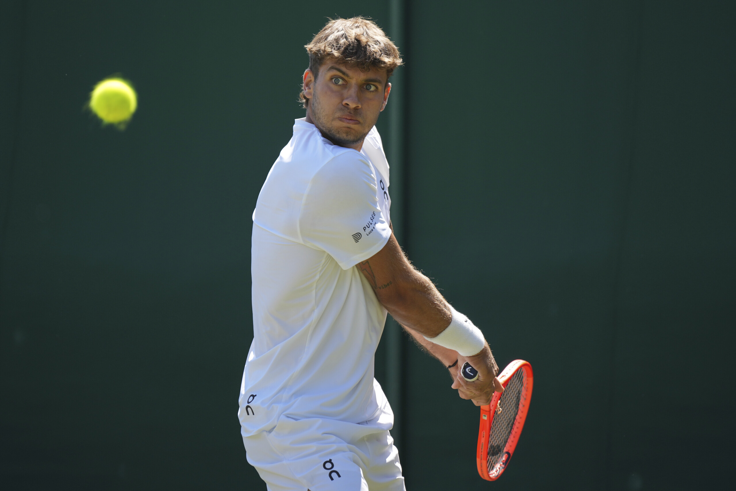 Wimbledon, Cobolli defeats Mensik in straight sets and reaches the round of 16