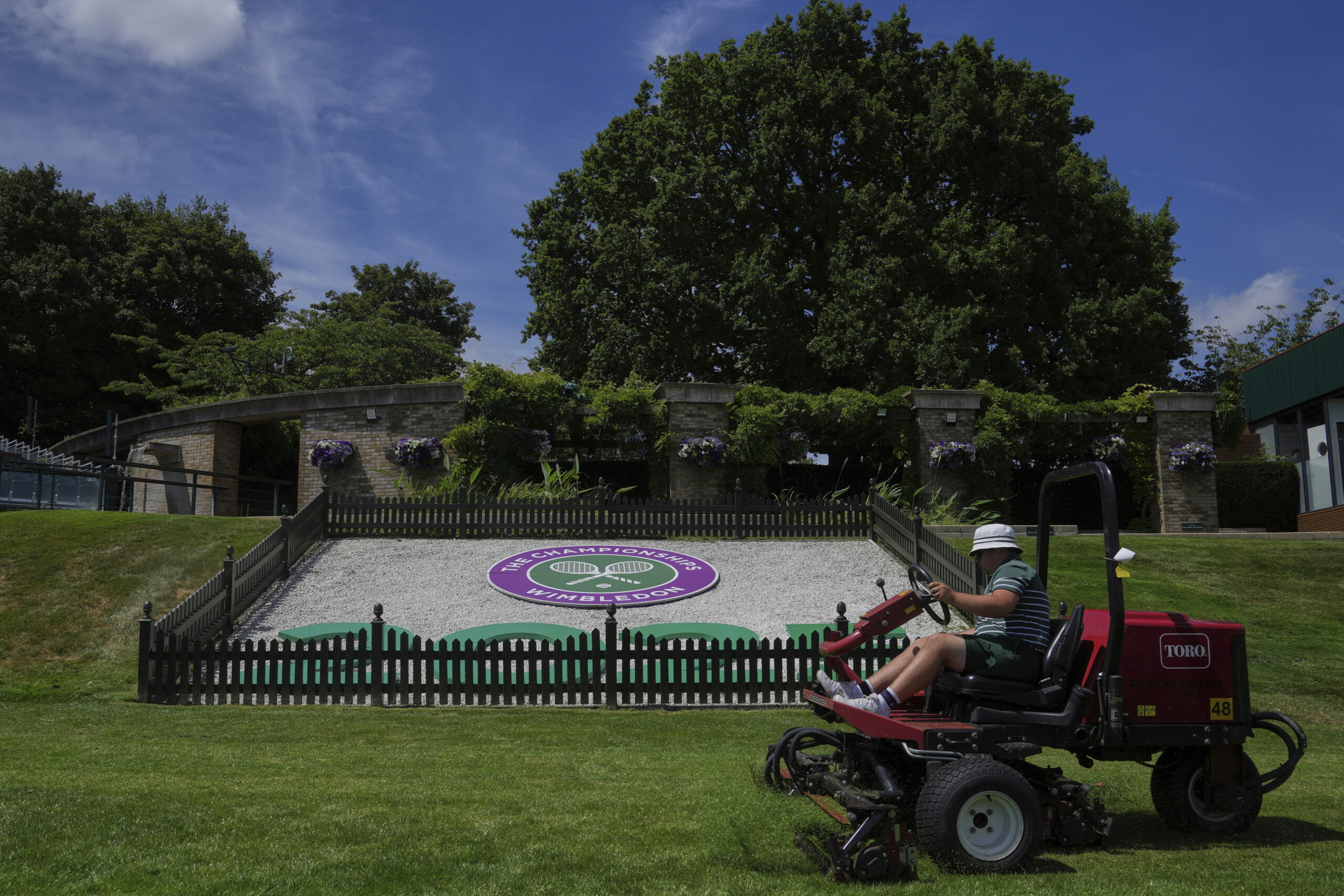 Wimbledon: tournament kicks off, record heat in London
