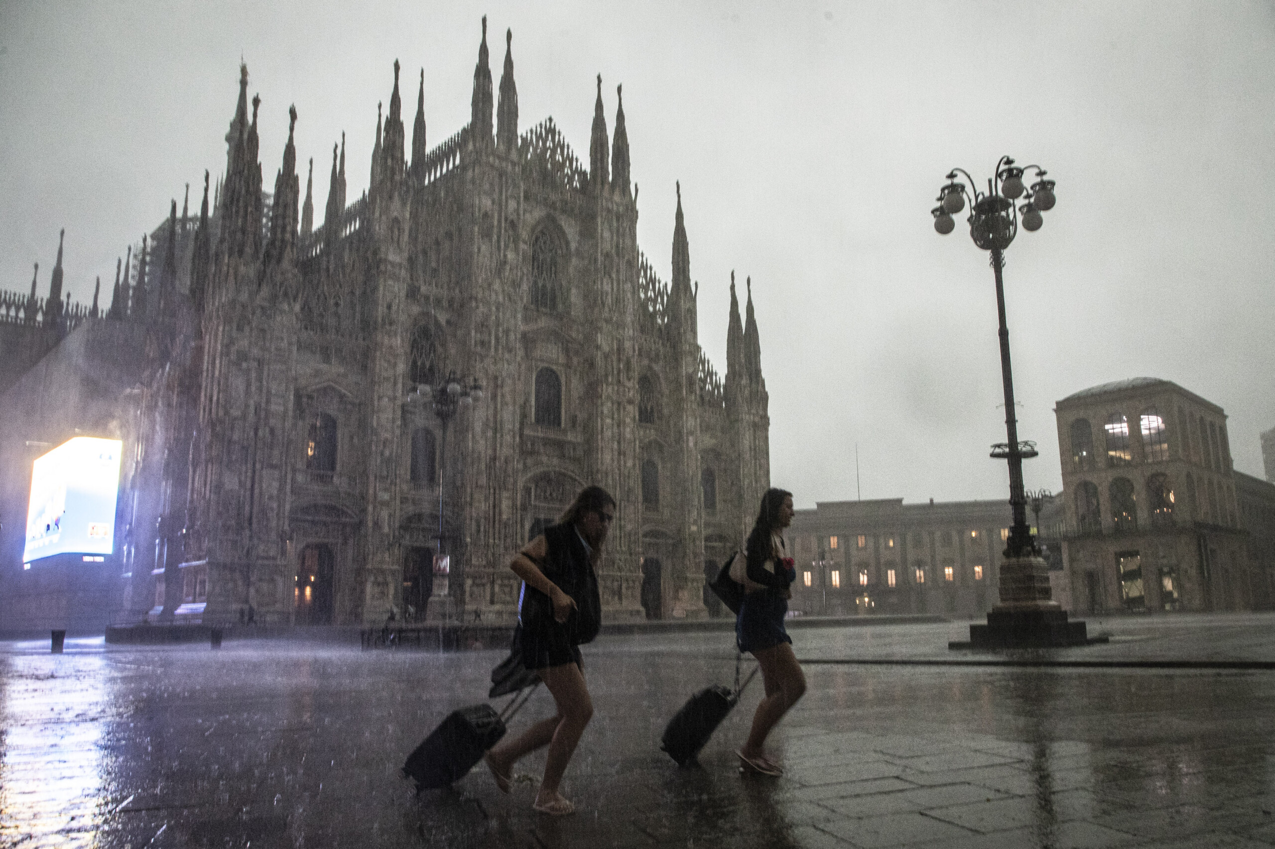 Wind gusts in Milan, parks closed Wind gusts in Milan, parks closed